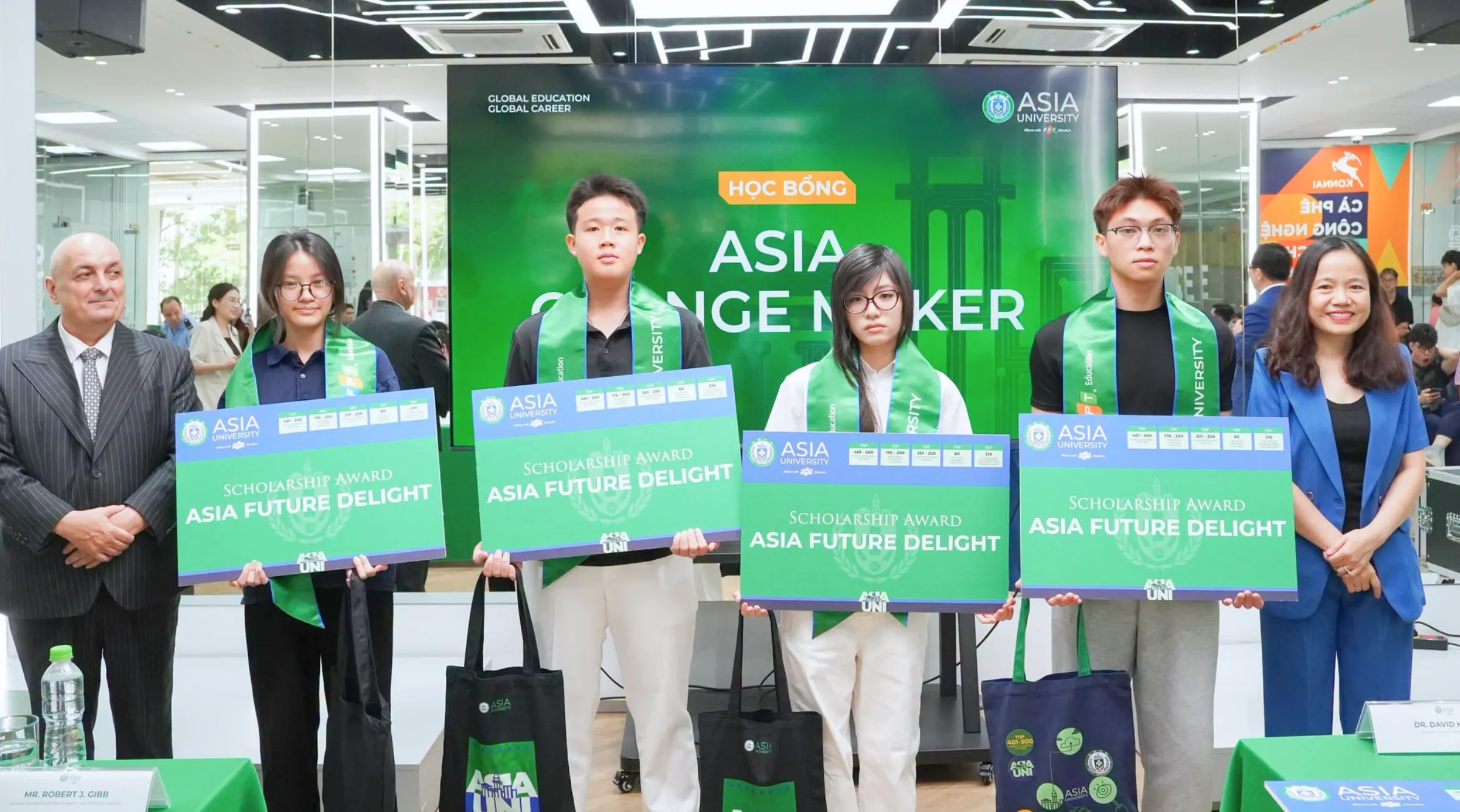 Học bổng Asia Vietnam được trao cho những học sinh đáp ứng các tiêu chí xét tuyển, ghi nhận nỗ lực học tập và khuyến khích các em tiếp tục theo đuổi hành trình đại học quốc tế