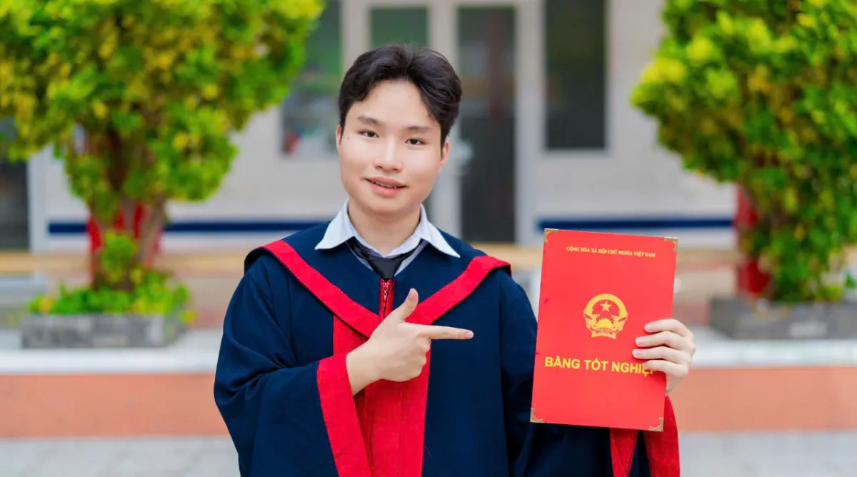 Từ niềm yêu thích công nghệ được nuôi dưỡng qua nhiều năm, Đinh Đức Hiếu đã quyết định theo đuổi ngành Công nghệ bán dẫn và nhận được học bổng từ Asia University Program.