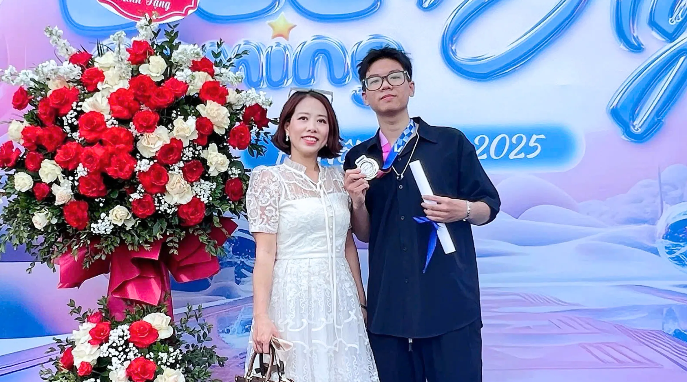 Nguyễn Xuân Thắng Anh cùng mẹ trong một sự kiện của trường, gia đình là nguồn động lực quan trọng để nam sinh tự tin theo đuổi ngành Công nghệ bán dẫn 