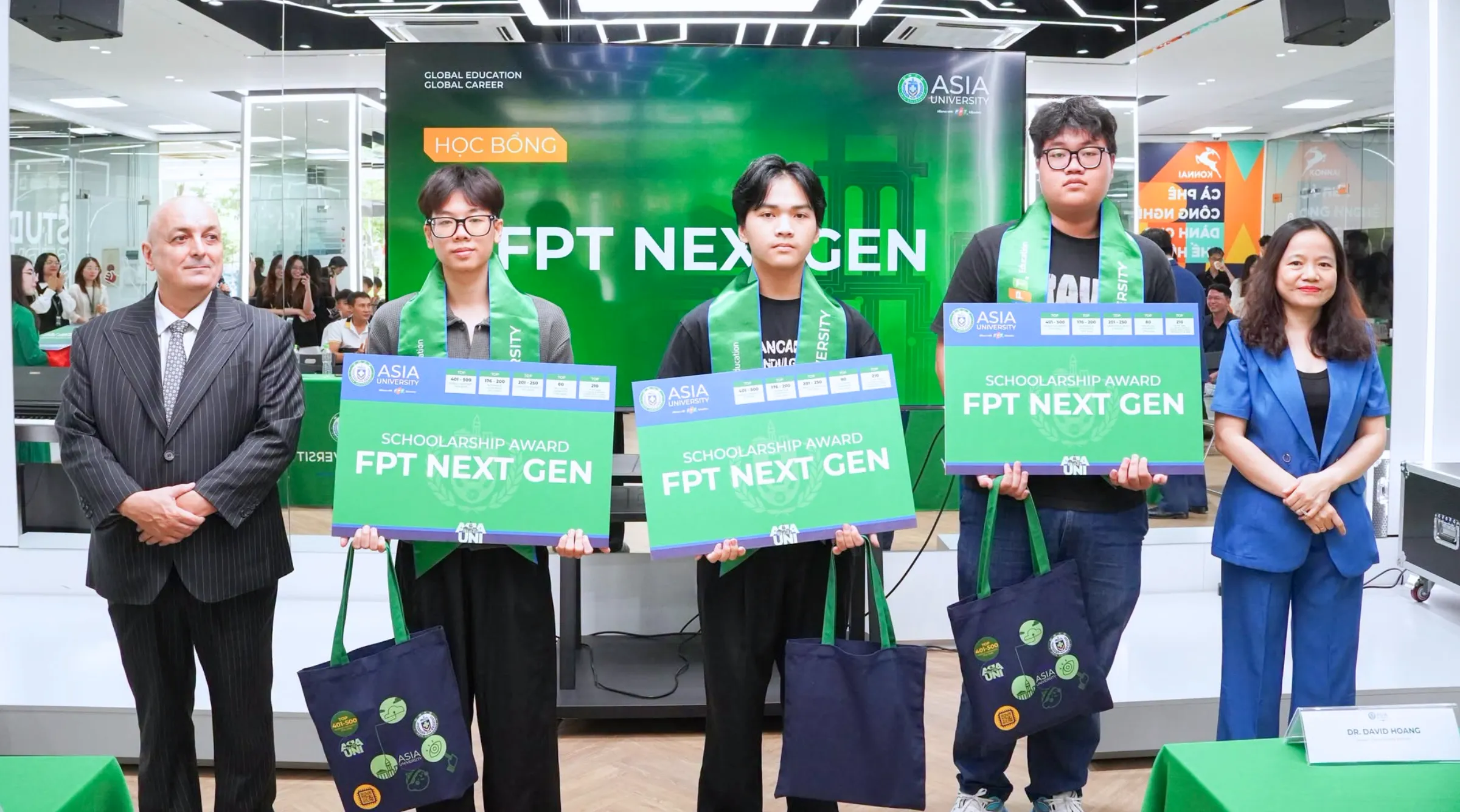 Nguyễn Xuân Thắng Anh (thứ hai từ trái sang) nhận học bổng của Asia Vietnam - ghi nhận cho hành trình học tập và lựa chọn tiếp tục theo đuổi môi trường đào tạo quốc tế