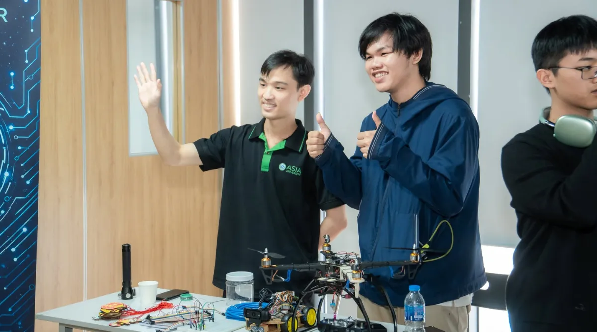 Trần Quốc Vân Long (đứng bên tay trái), sinh viên ngành Công nghệ bán dẫn Asia Vietnam, đạt danh hiệu “Best Academic Performance” học kỳ Fall 2025 tại cơ sở TP. Hồ Chí Minh.