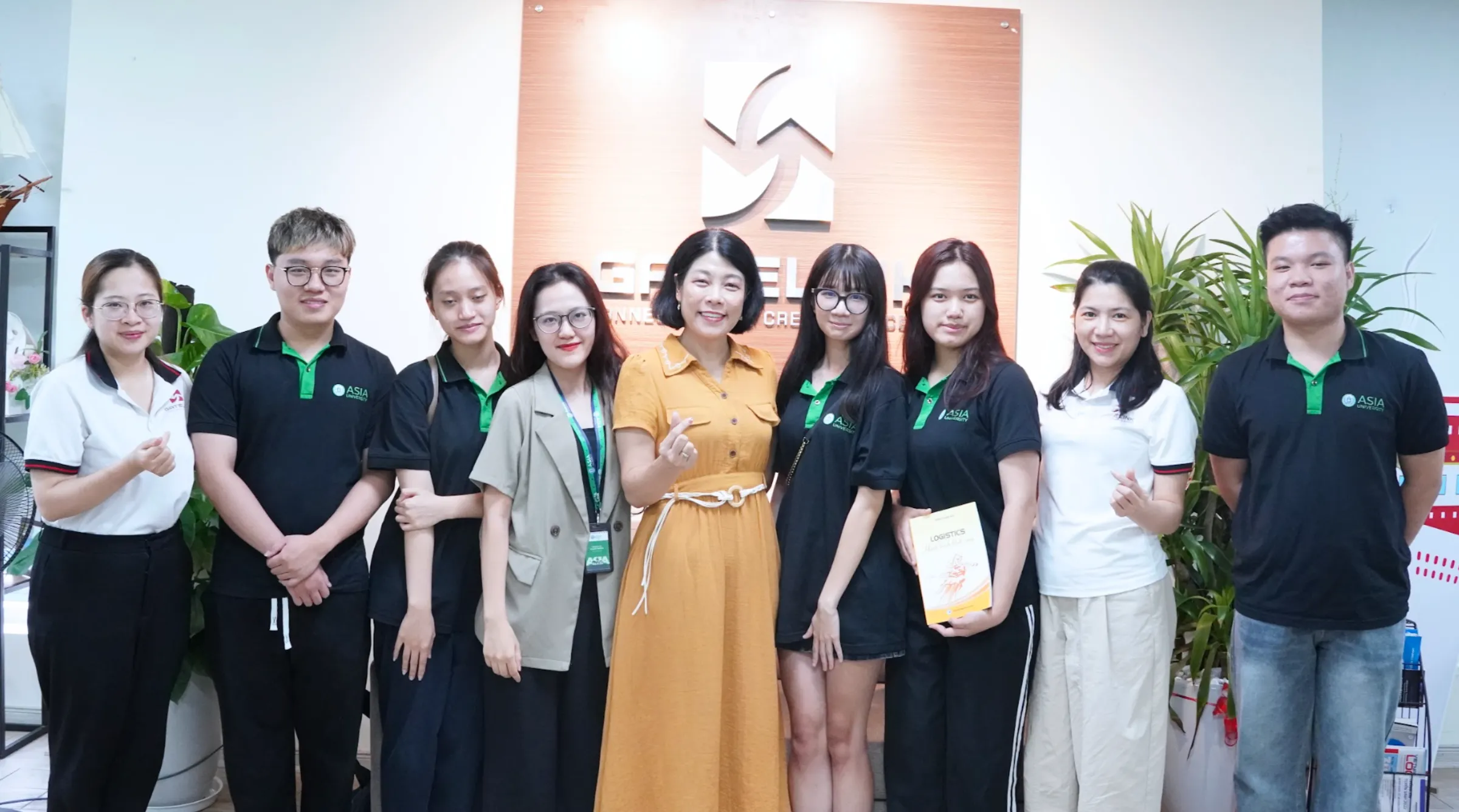 Sinh viên Asia University Program chụp ảnh lưu niệm cùng đại diện doanh nghiệp sau chương trình tham quan, trao đổi nghề nghiệp