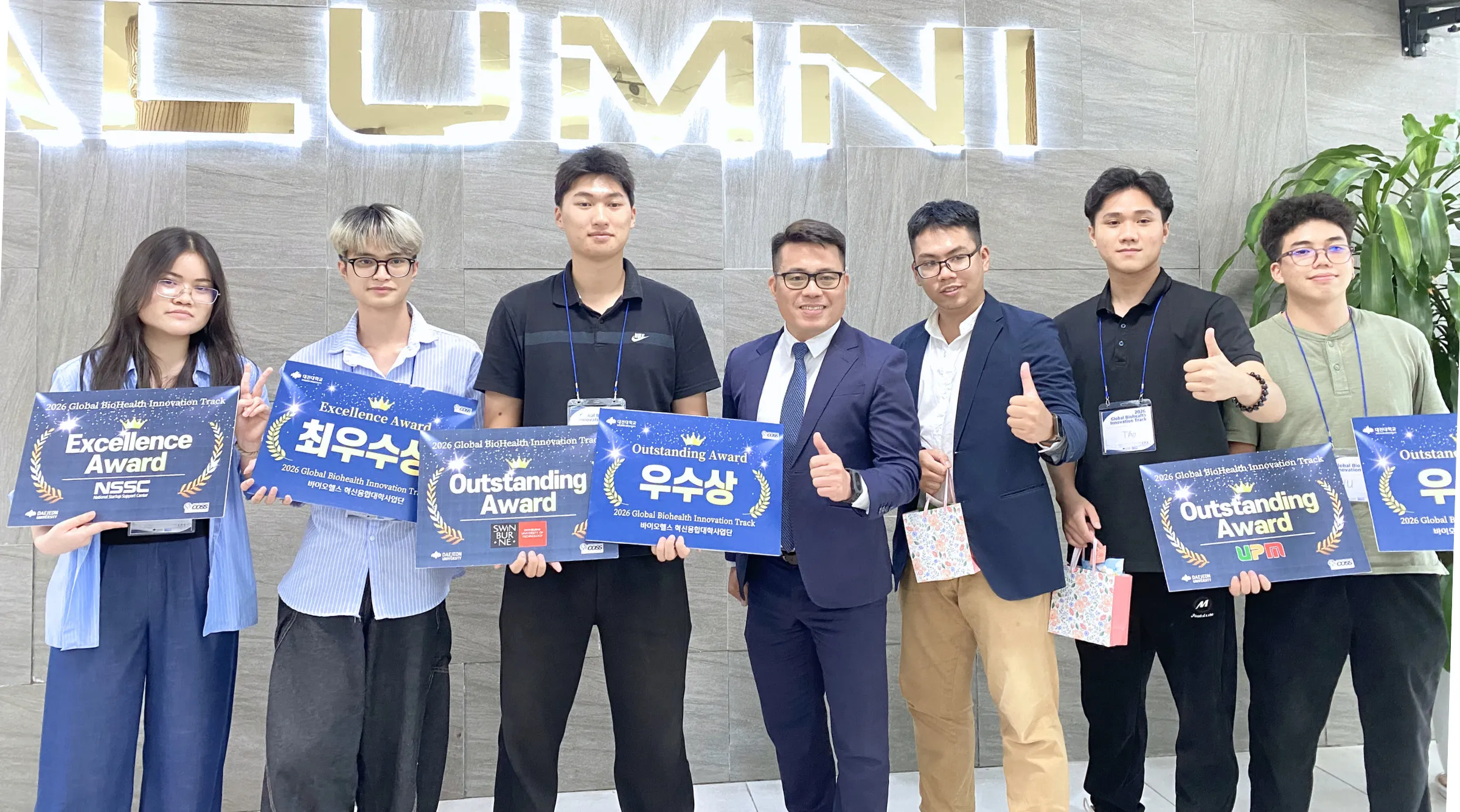 Sinh viên Asia University Program cùng đội “Golden Heart” nhận giải Outstanding Excellent Award tại cuộc thi công nghệ sức khỏe