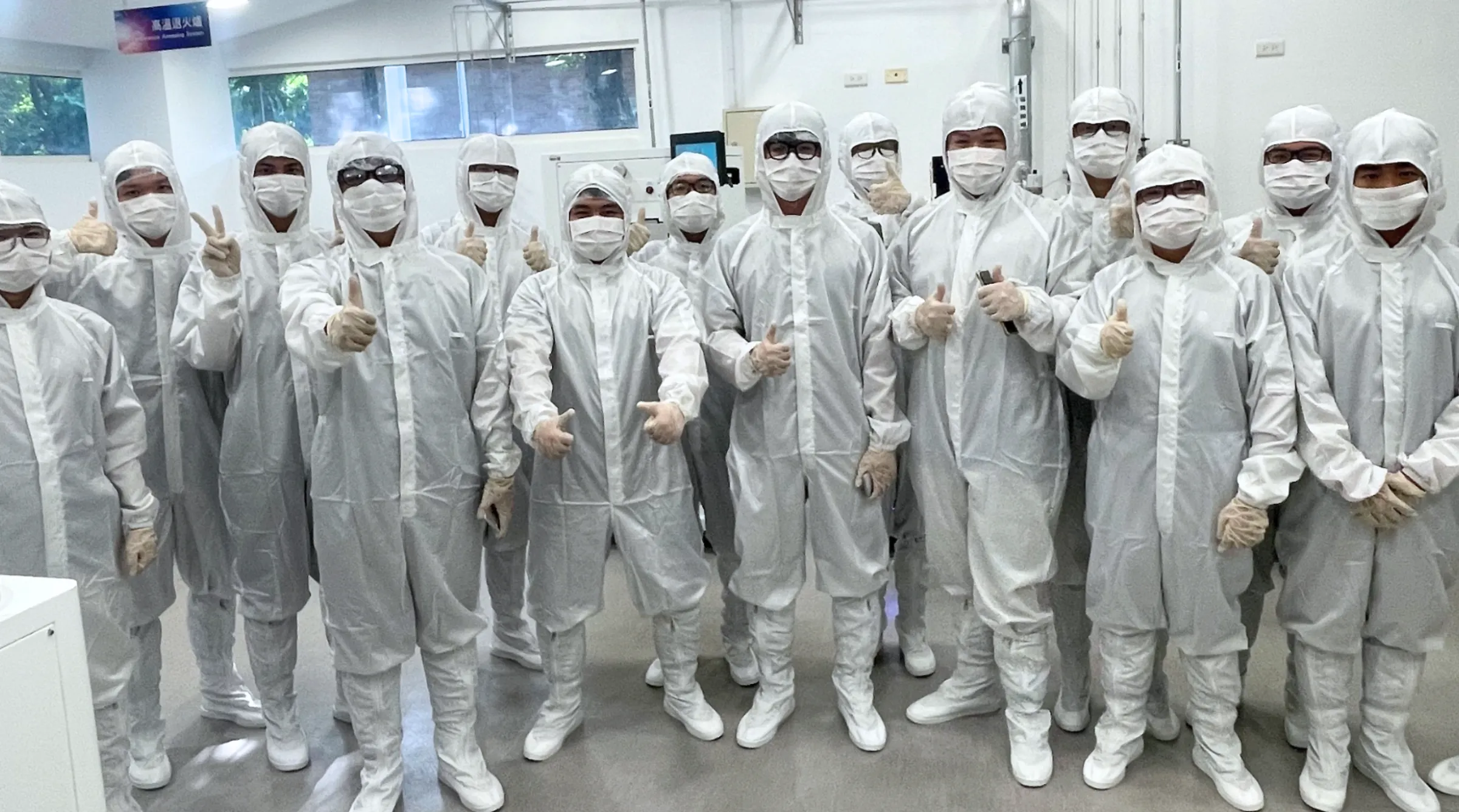 Sinh viên Asia University Program trực tiếp trải nghiệm môi trường phòng sạch bán dẫn và tìm hiểu quy trình vận hành trong sản xuất chip