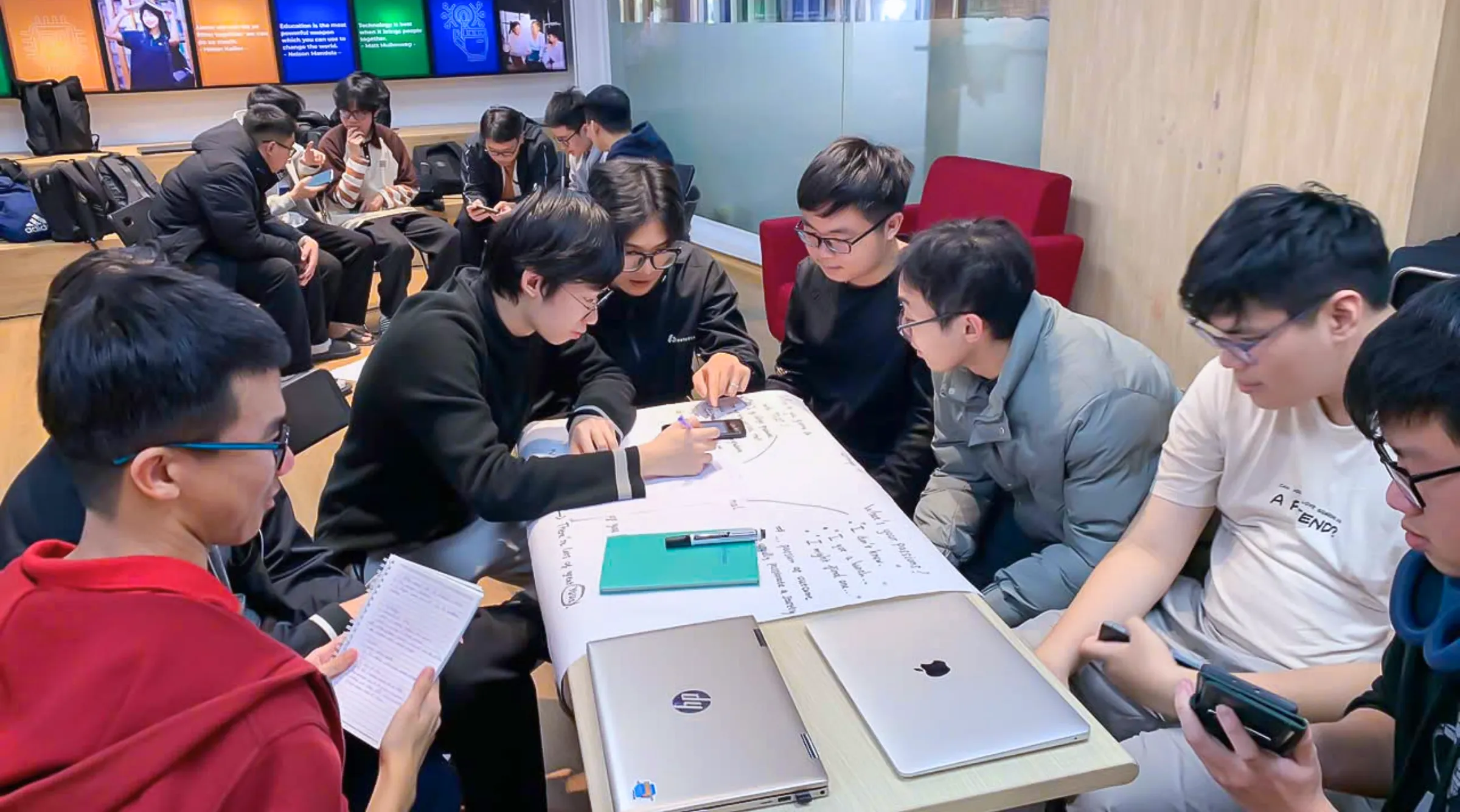 Sinh viên làm việc nhóm và triển khai dự án học thuật, từng bước phát triển kỹ năng phân tích, giải quyết vấn đề và phối hợp trong môi trường thực tế