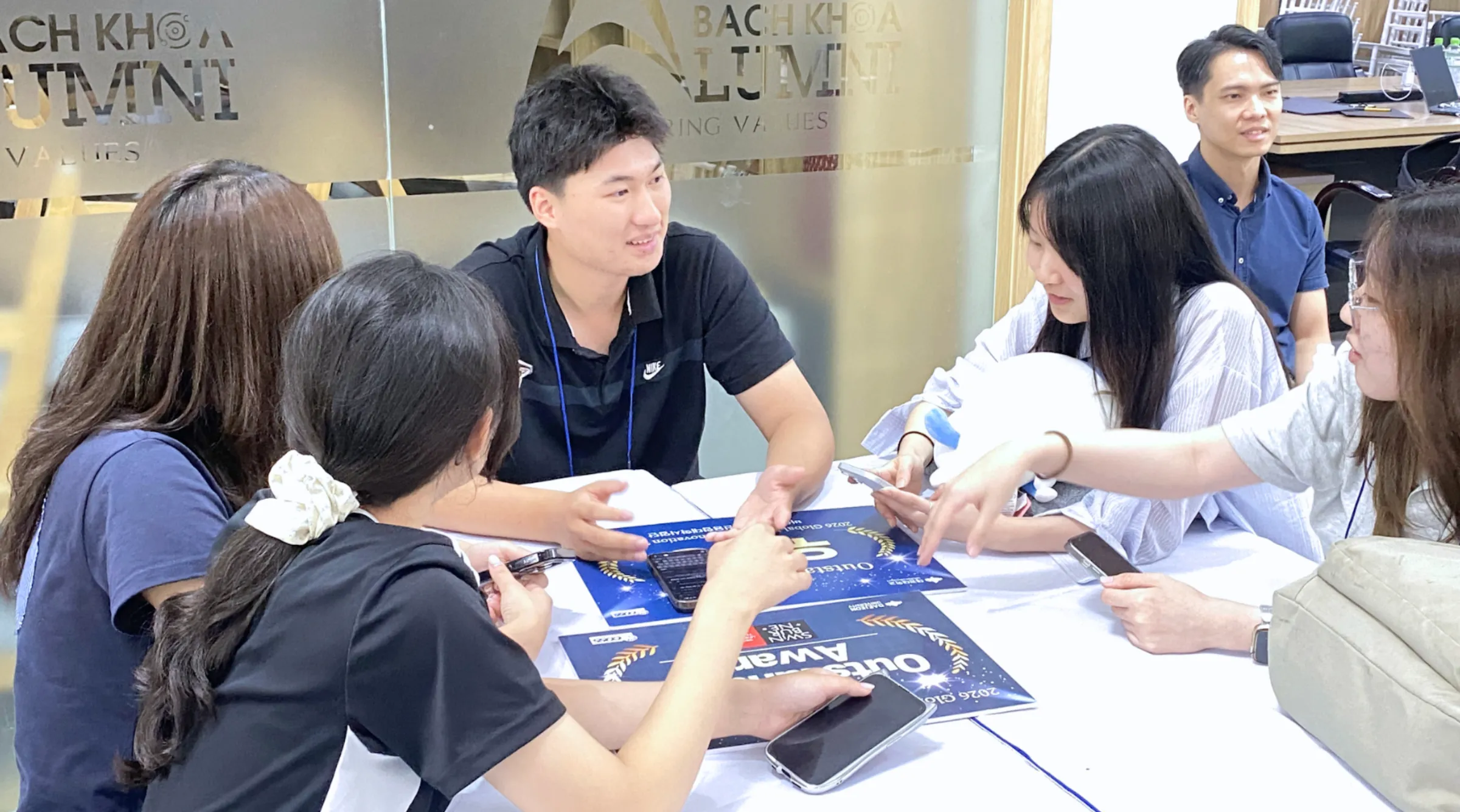 Sinh viên năm nhất Asia University Program cùng đội thi giành giải với ý tưởng hỗ trợ cấp cứu trong “thời gian vàng”