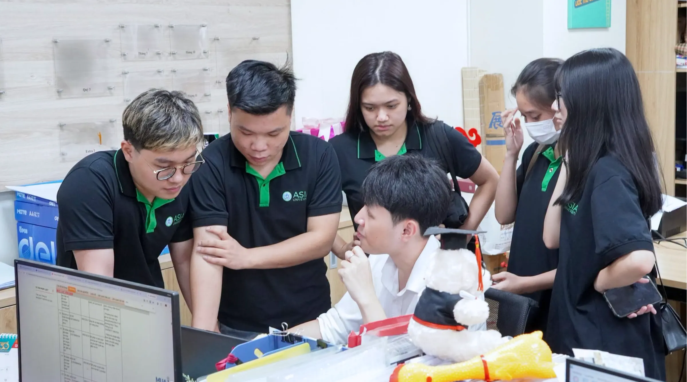 Sinh viên ngành Quản trị kinh doanh Asia University Program trao đổi cùng nhân sự Gatelink Việt Nam để tìm hiểu cách doanh nghiệp xử lý công việc và phối hợp giữa các bộ phận