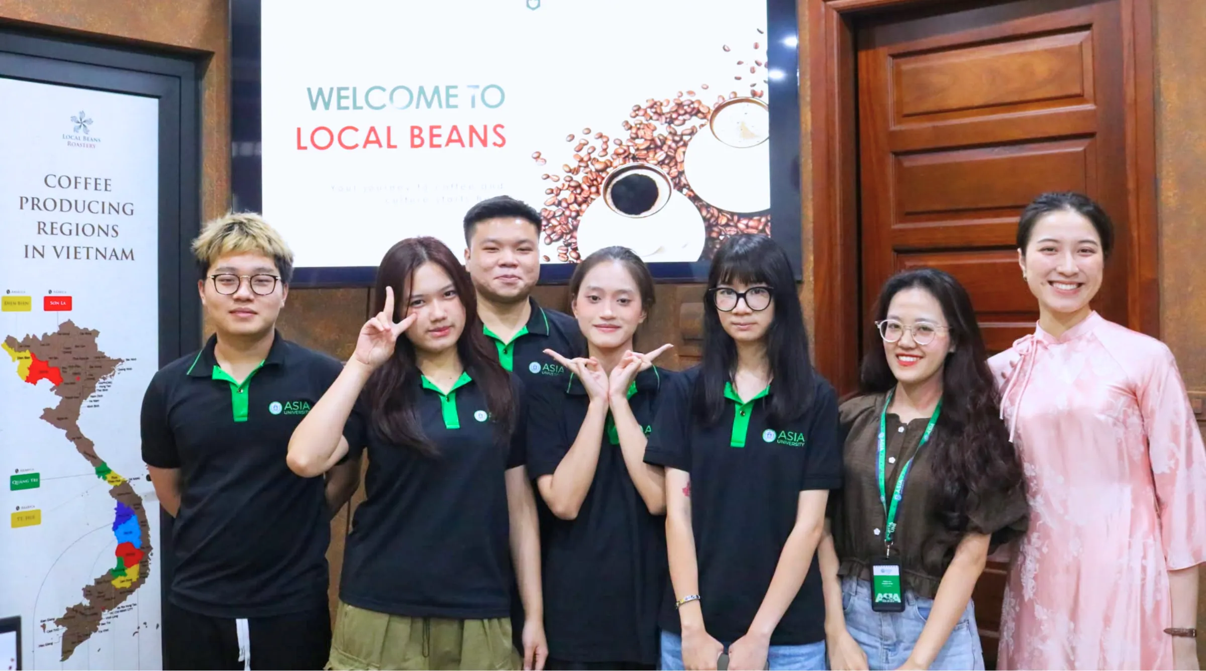 Sinh viên ngành Quản trị kinh doanh Asia Vietnam chụp ảnh cùng đại diện Local Beans Roastery trong chuyến tham quan doanh nghiệp và tìm hiểu trải nghiệm khách hàng