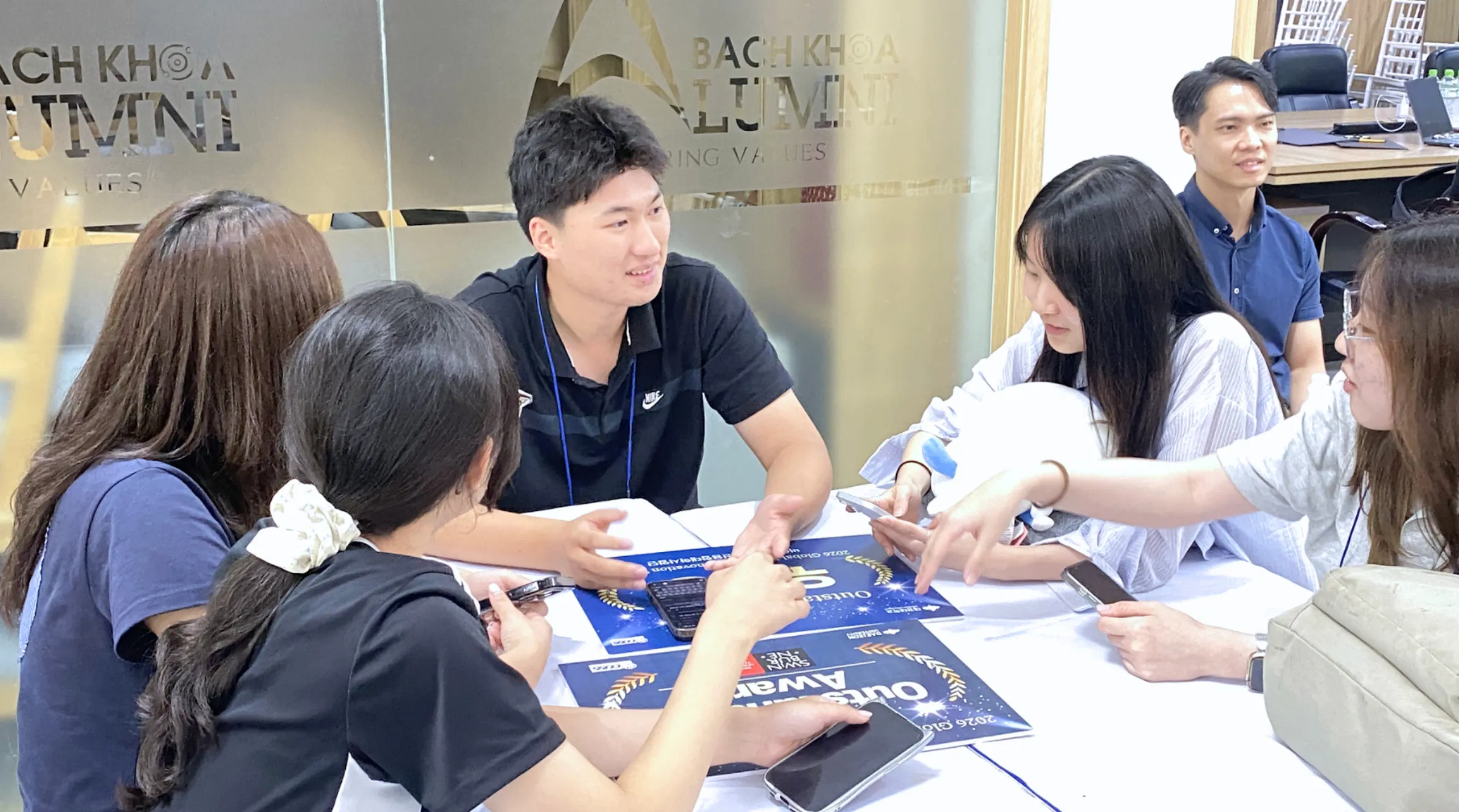 Sinh viên Việt Nam và Hàn Quốc trao đổi, phân tích vấn đề và cùng hoàn thiện ý tưởng trong quá trình tham gia cuộc thi