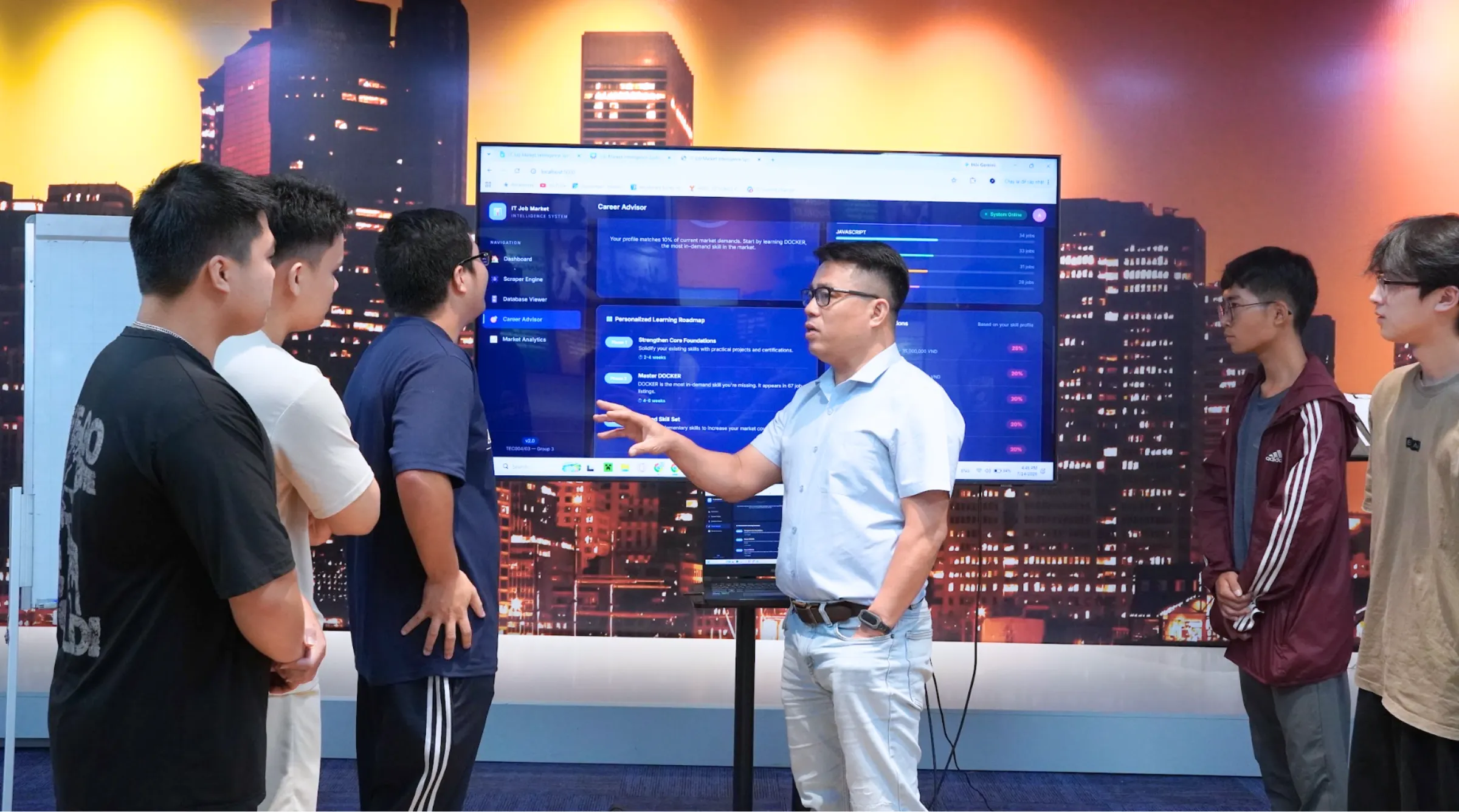 TS. Lê Anh Ngọc – Trưởng khoa Công nghệ thông tin thông minh Asia University Program theo dõi phần trình bày và góp ý để các nhóm tiếp tục hoàn thiện sản phẩm sau buổi thuyết trình giữa kỳ