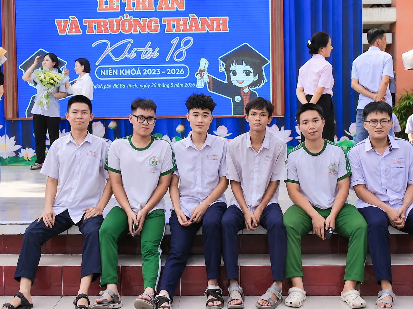 Vũ Nhật Duy (thứ ba, từ phải qua) gây ấn tượng với niềm yêu thích robot và định hướng theo đuổi ngành Trí tuệ nhân tạo