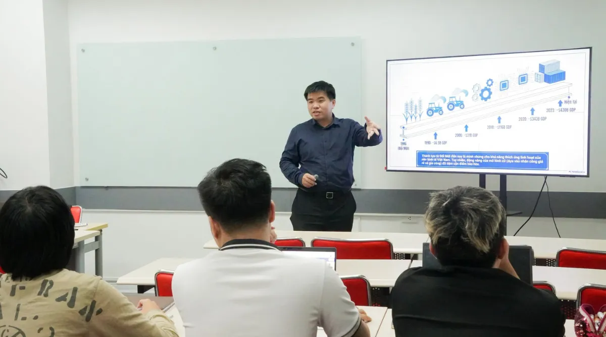 Ông Trương Quang Hải trao đổi cùng sinh viên Asia University Program trong phần thảo luận cuối môn "Macroeconomics".