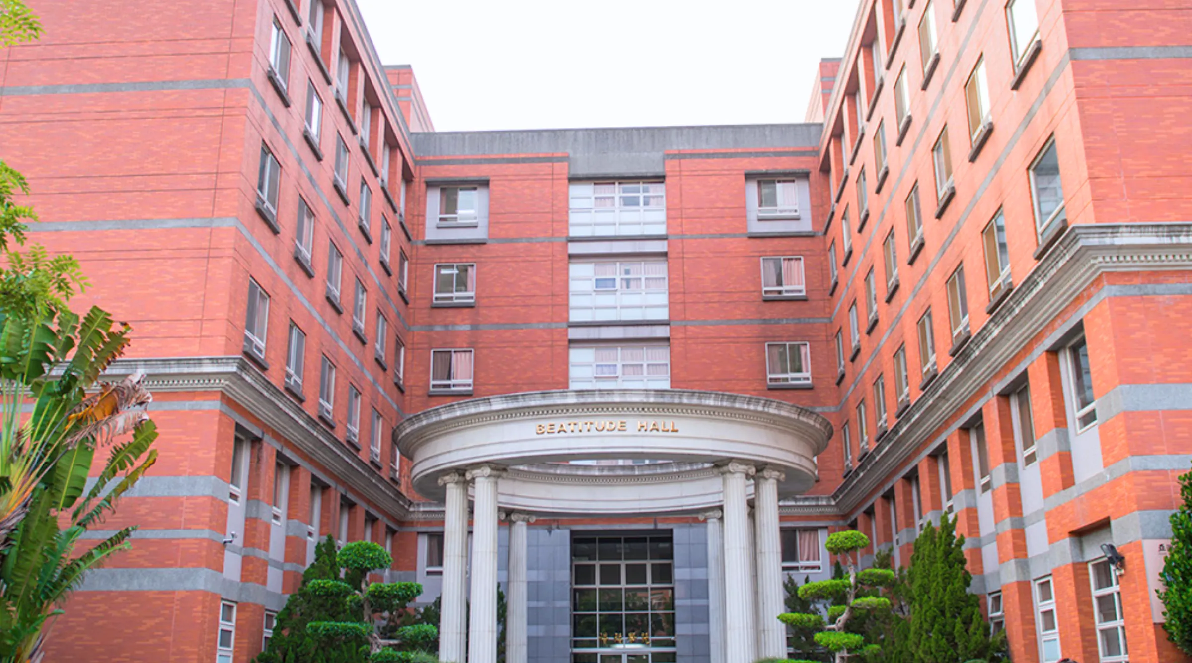 Beatitude Hall, một trong bốn khu ký túc xá dành cho sinh viên tại Asia University
