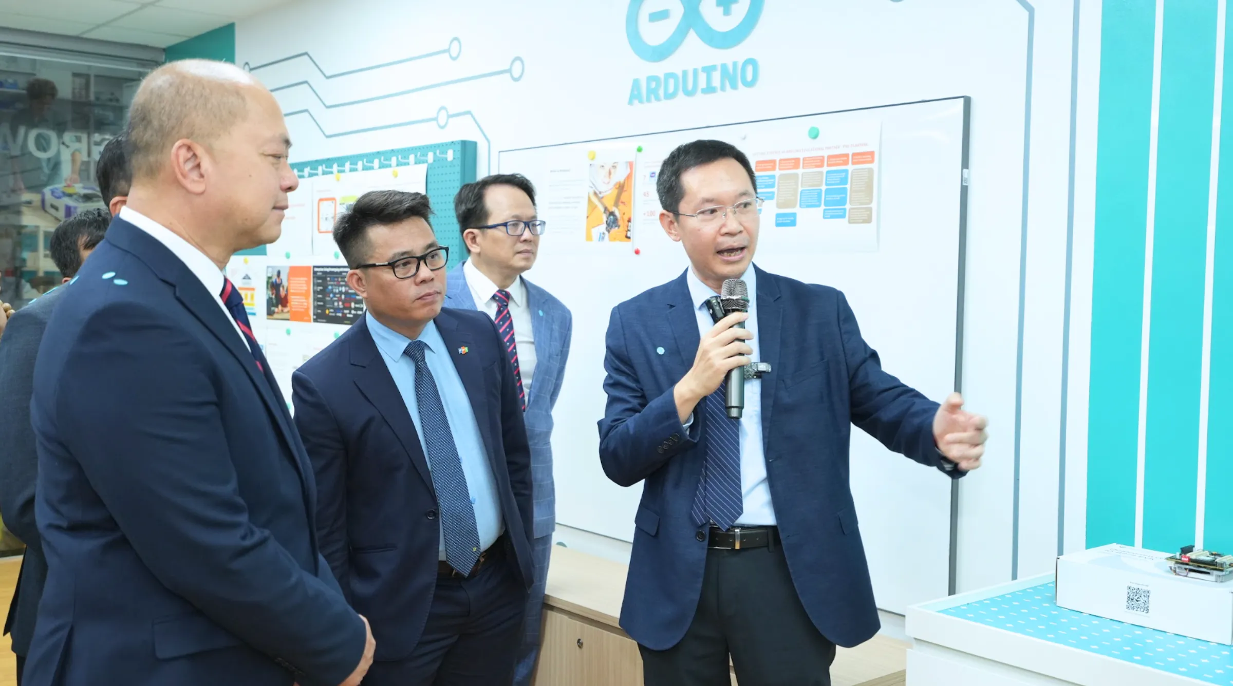 Các đại biểu tham quan Qualcomm x Arduino Innovation Lab và tìm hiểu những nền tảng công nghệ phục vụ thực hành, nghiên cứu và phát triển dự án
