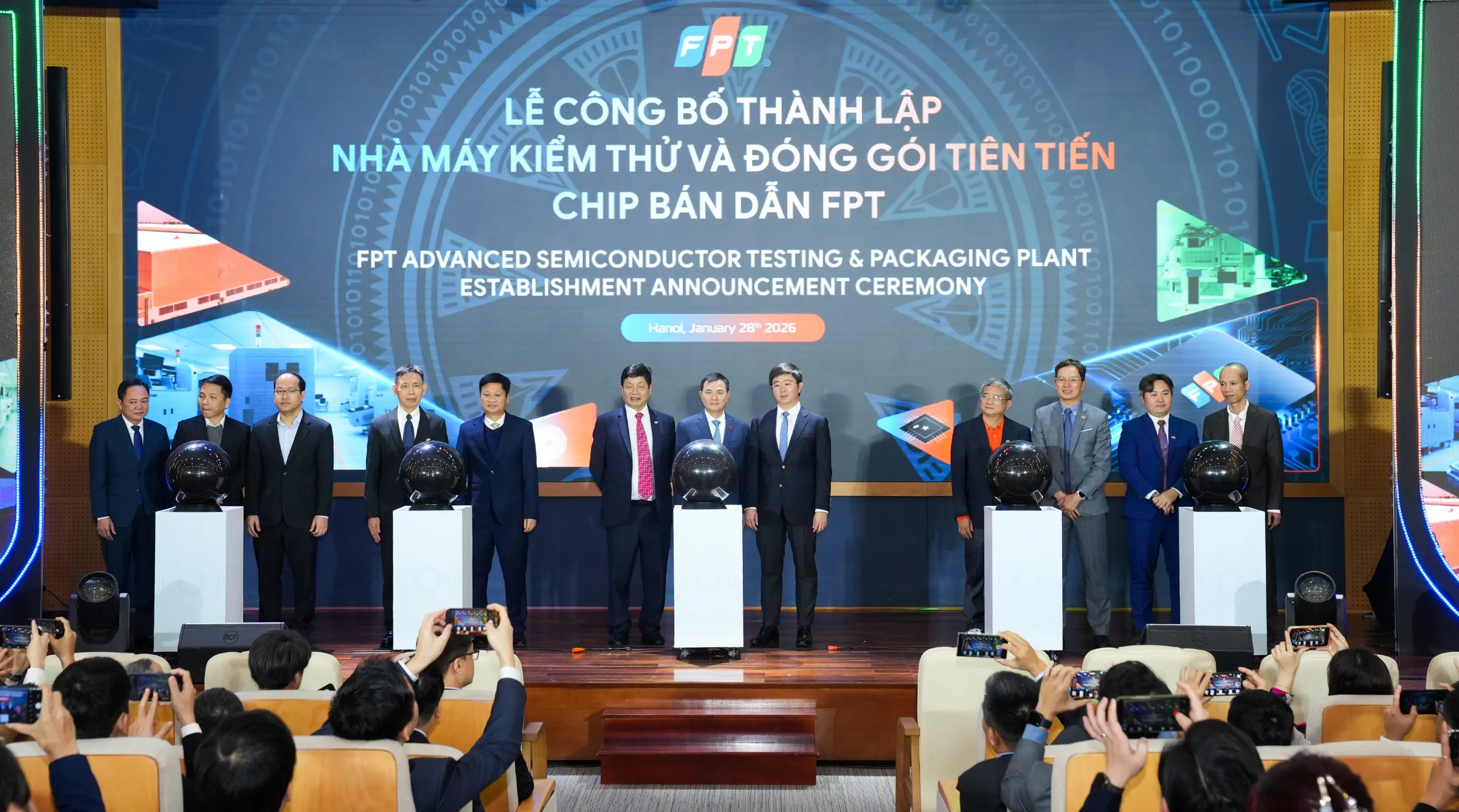 Các đại biểu thực hiện nghi thức công bố thành lập Nhà máy Kiểm thử và Đóng gói tiên tiến chip bán dẫn FPT ngày 28/1/2026. Nhà máy được đặt tại Khu công nghiệp Yên Phong II-C, Bắc Ninh. Ảnh: FPT.