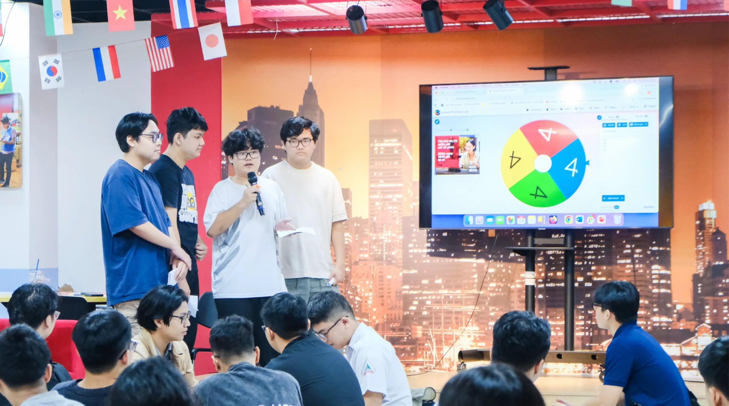 Các nhóm giới thiệu ý tưởng và sản phẩm bằng tiếng Anh sau 20 phút chuẩn bị tại “Project Day”