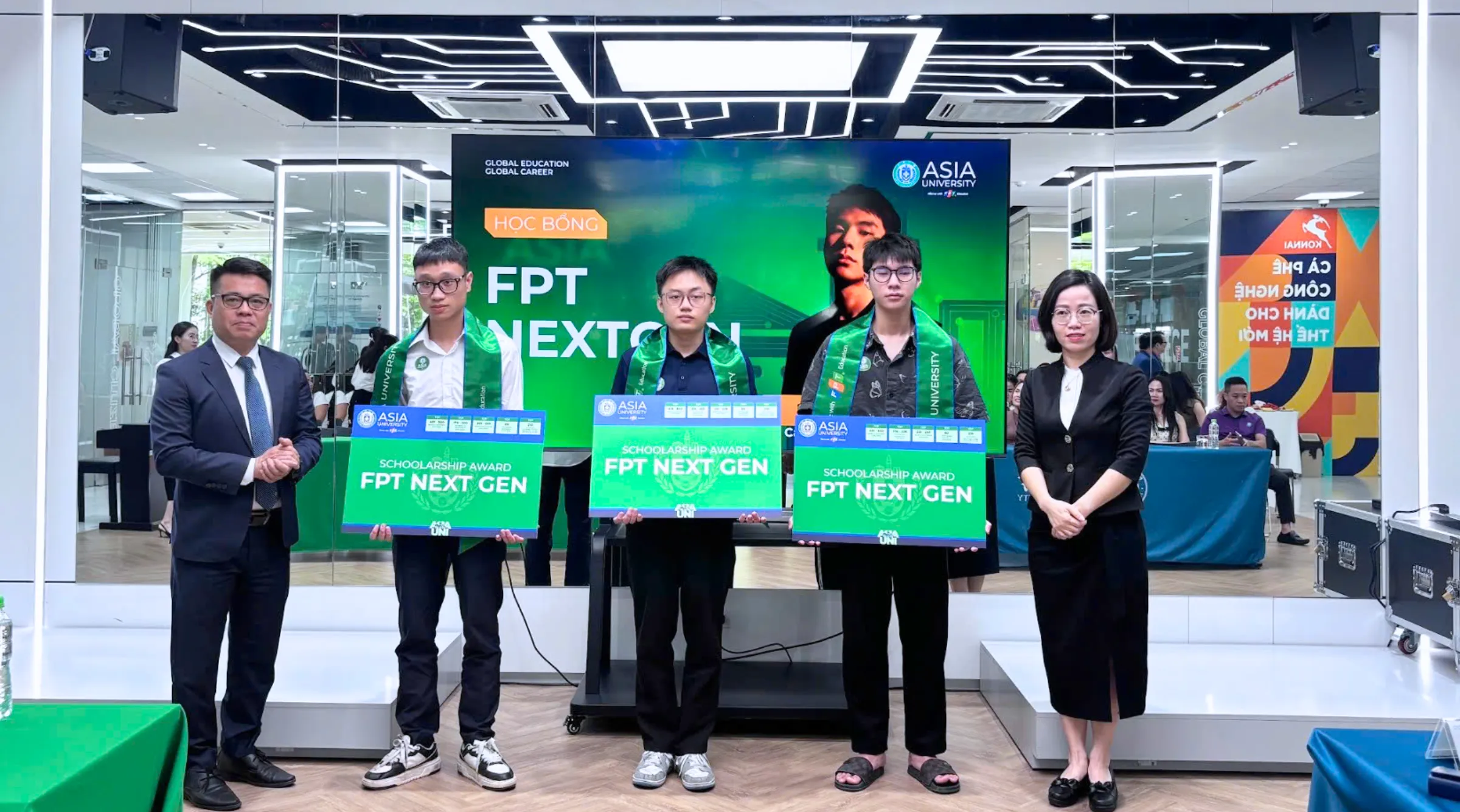 Đào Gia Hiển (đứng giữa) nhận học bổng FPT Next Gen của Asia University Program