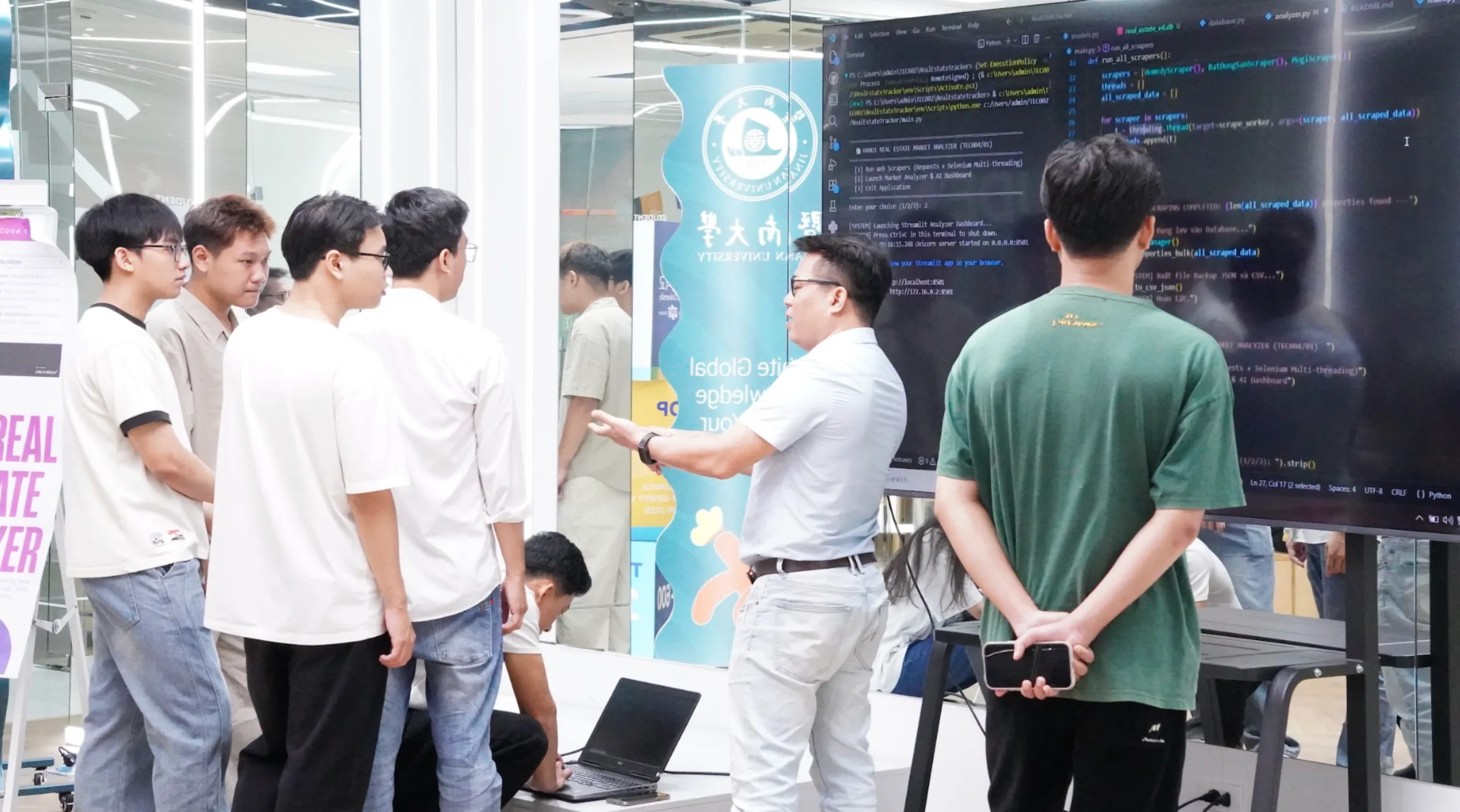 Giảng viên và sinh viên Asia University Program trao đổi trong hoạt động học tập ứng dụng công nghệ, hướng tới phát triển năng lực AI gắn với thực tiễn