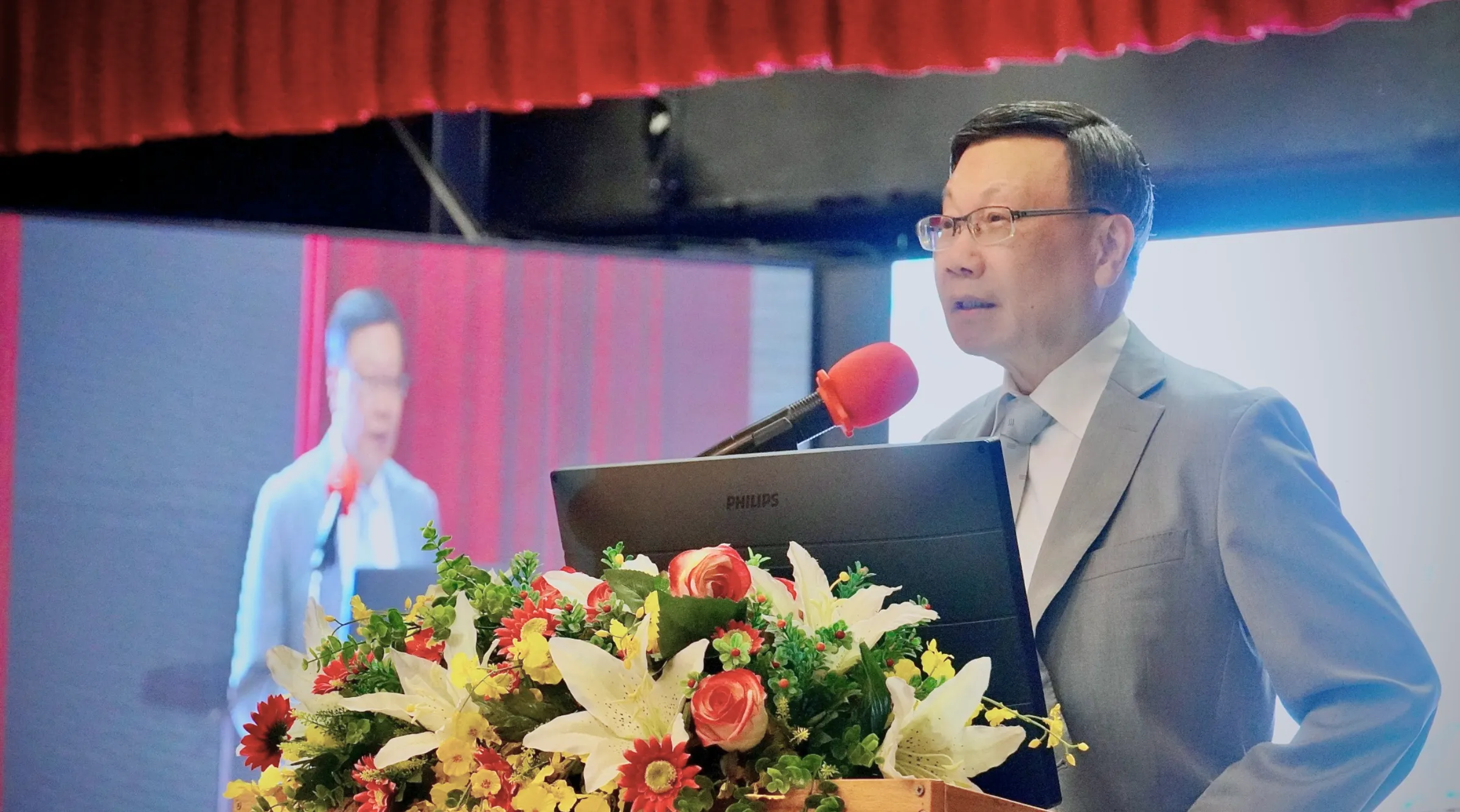 GS. Jeffrey J. P. Tsai chia sẻ định hướng tích hợp AI vào giảng dạy và phát triển năng lực sinh viên. Ảnh: Asia University