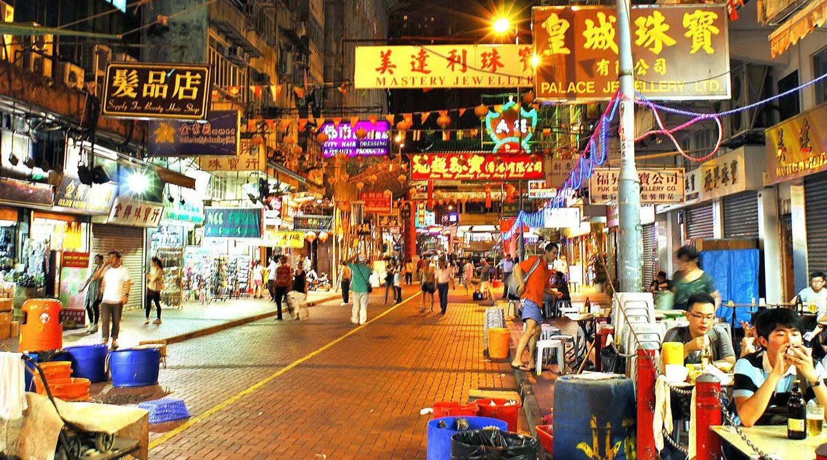 Fengjia Night Market (Chợ đêm Phùng Giáp) mang đến một lát cắt sôi động của đời sống Đài Trung, nơi sinh viên quốc tế có thể trải nghiệm ẩm thực, ngôn ngữ và văn hóa địa phương.