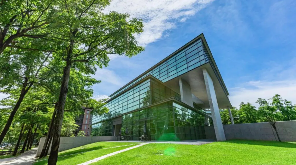 Bảo tàng Nghệ thuật Hiện đại Asia University nằm ngay trong khuôn viên trường, góp phần tạo nên môi trường học tập giàu tính quốc tế và nghệ thuật cho sinh viên.