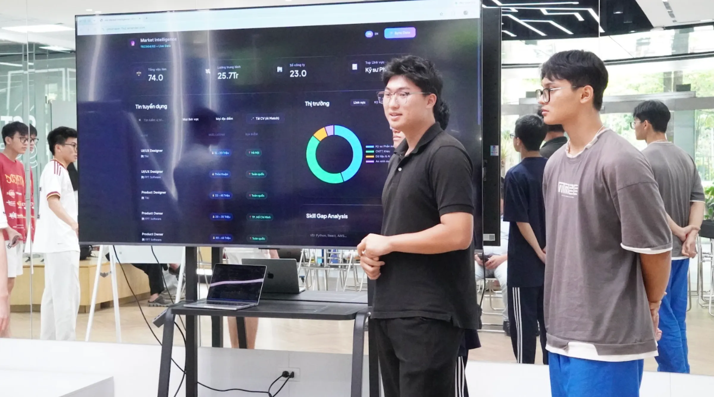 Nhóm sinh viên Asia University Program trình bày “Job Market Intelligence System” - công cụ phân tích dữ liệu tuyển dụng IT nhằm hỗ trợ nhận diện xu hướng kỹ năng và khoảng trống năng lực trên thị trường lao động
