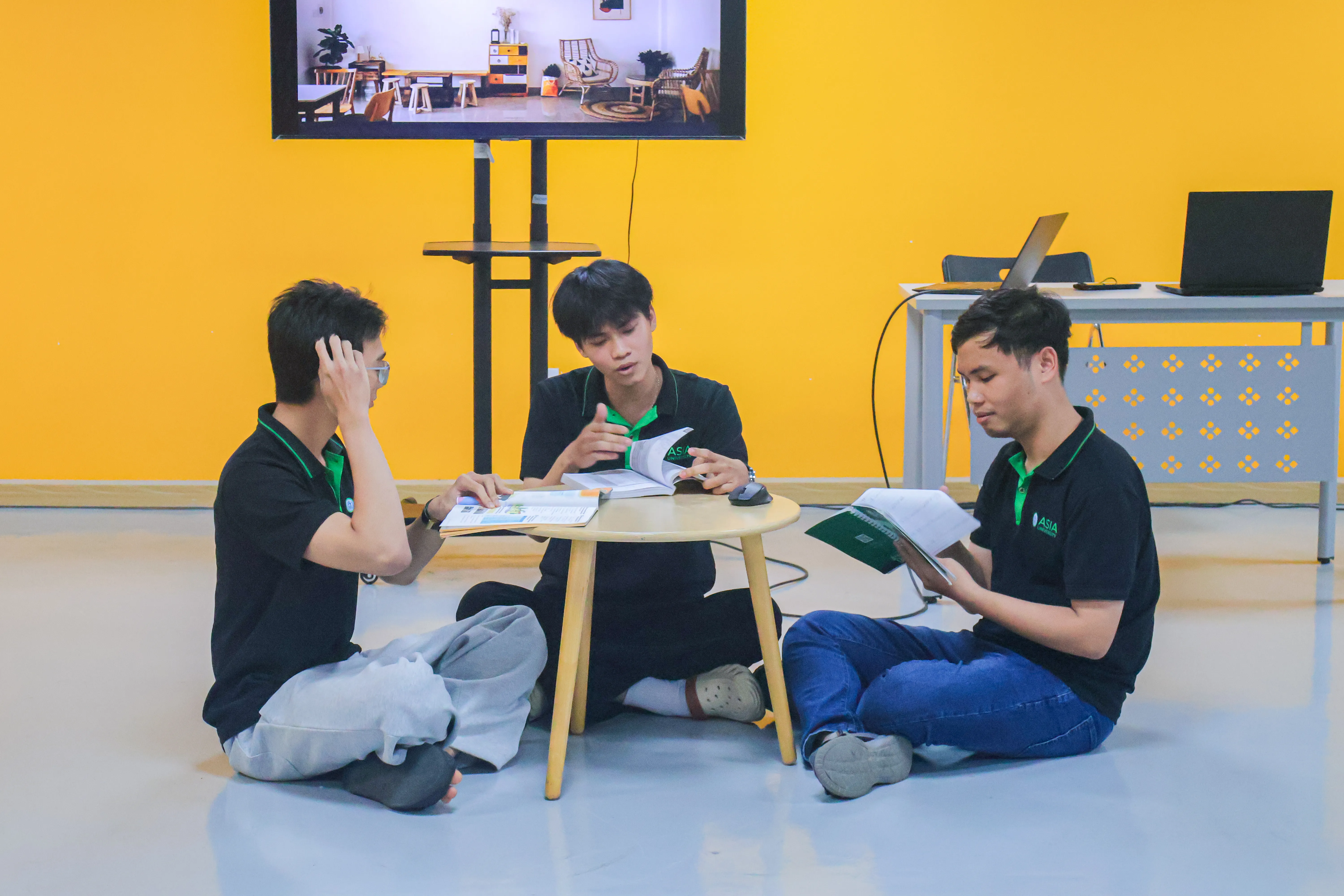 Nhóm sinh viên tái hiện chủ đề “Học tập và thi cử” qua phần nhập vai và thuyết trình bằng tiếng Trung trong học phần “Tiếng Trung 2”