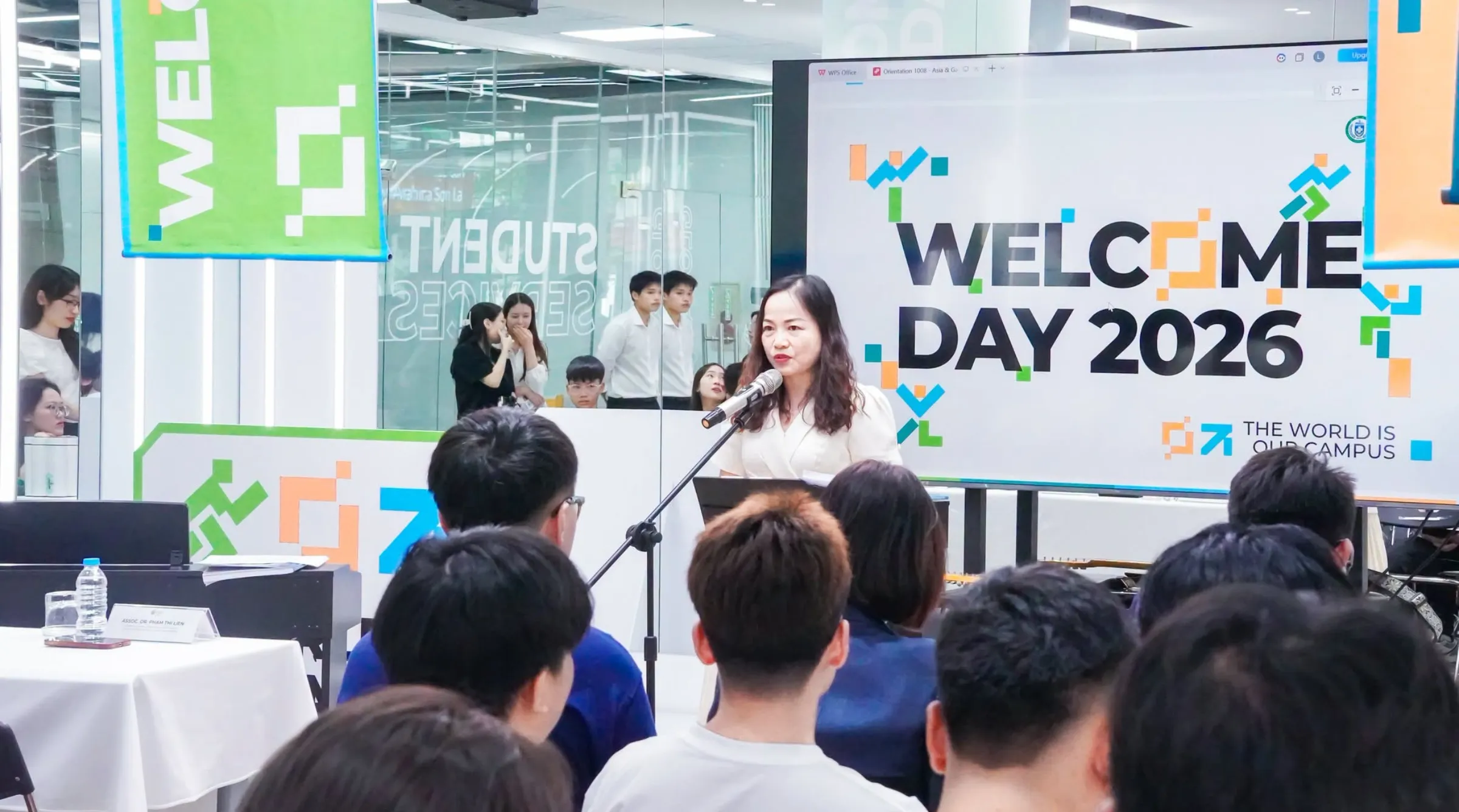 PGS.TS. Phạm Thị Liên - Giám đốc Đào tạo, Trưởng khoa Quản trị kinh doanh và Tài chính Asia University Program chia sẻ cùng tân sinh viên K2 tại “Welcome Day 2026”
