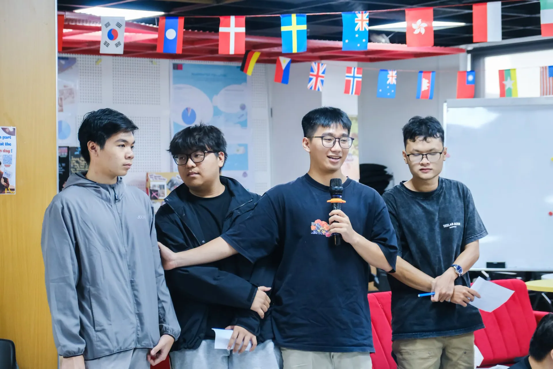 Sinh viên Asia University Program được khuyến khích tham gia các hoạt động dự án và thuyết trình để nâng cao kỹ năng làm việc nhóm, giao tiếp và trình bày ý tưởng