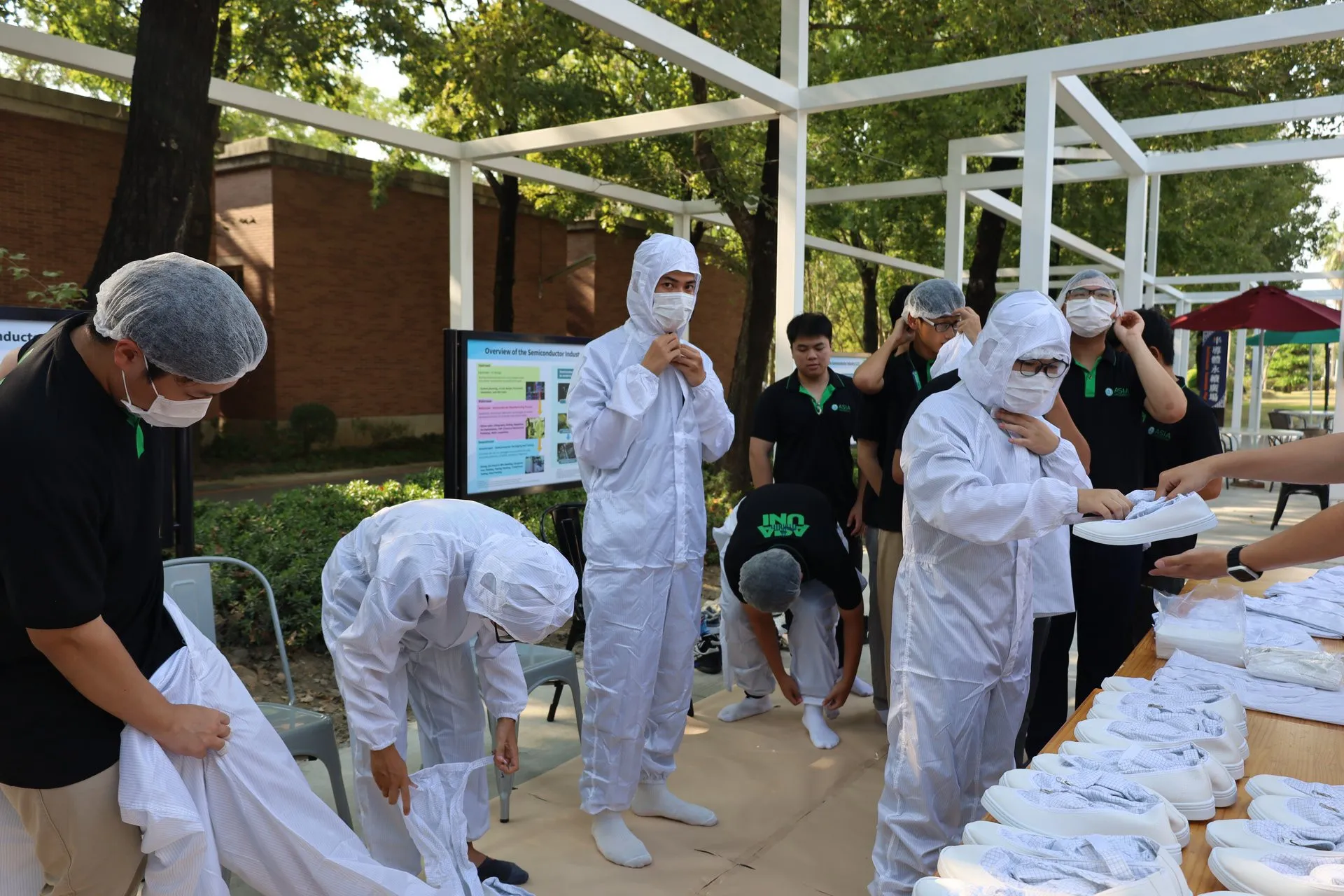 Sinh viên Asia University Program làm quen quy trình an toàn trước khi tham quan trung tâm bán dẫn tại Asia University
