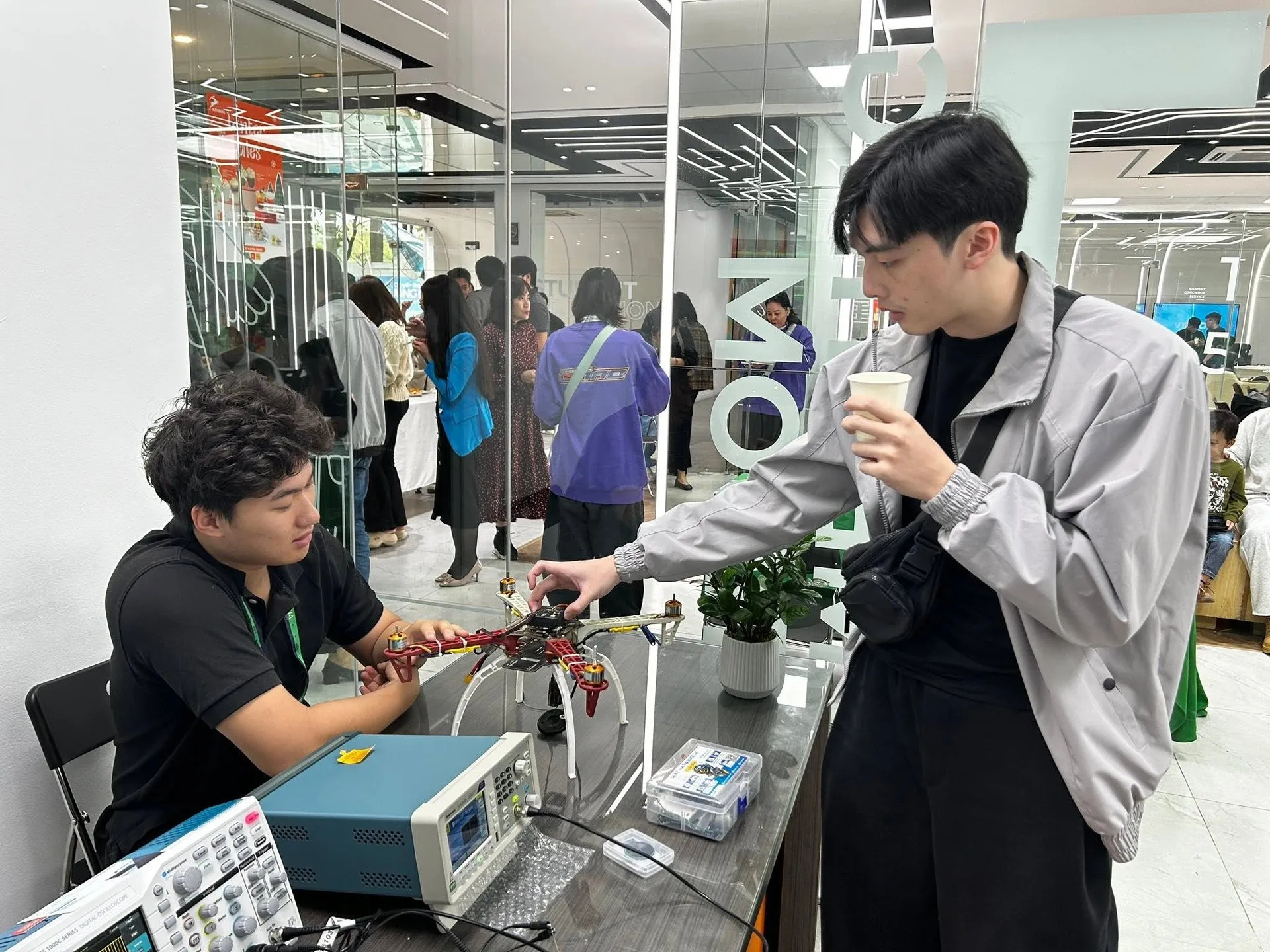 Sinh viên Asia University Program rèn tư duy kỹ thuật và khả năng ứng dụng qua các hoạt động thực hành