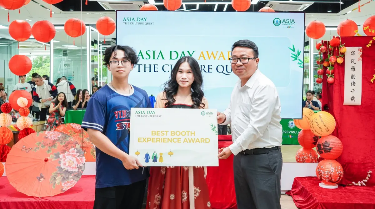 Sinh viên Vũ Mạnh Quân (ngoài cùng bên trái) – ngành Công nghệ bán dẫn Asia University Program cho rằng quá trình thực hành và phát triển dự án giúp kiến thức trên lớp trở nên rõ ràng và dễ ghi nhớ hơn.