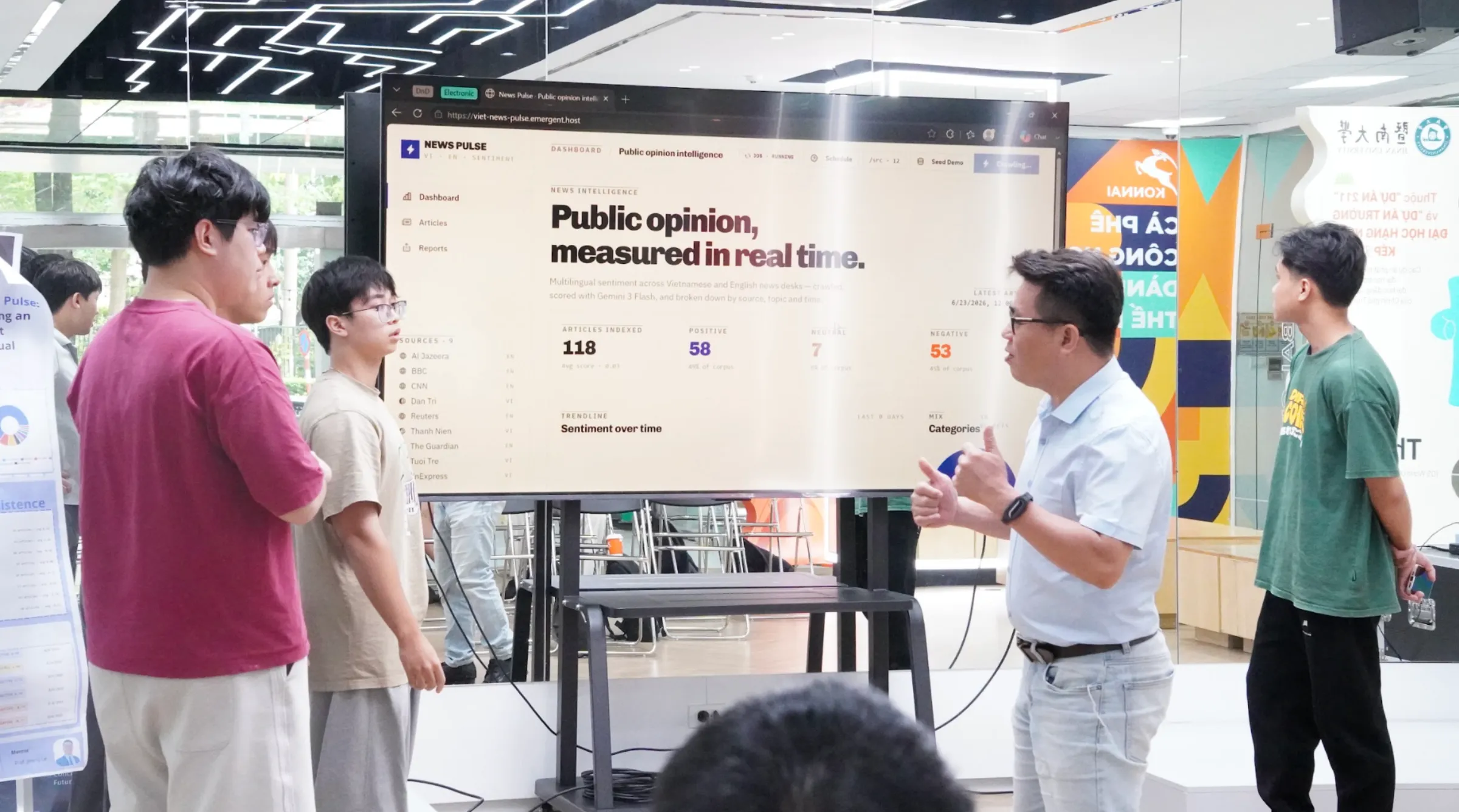 Sinh viên Asia University Program thuyết trình dự án ứng dụng AI và phân tích dữ liệu trong quá trình học tập tại Việt Nam