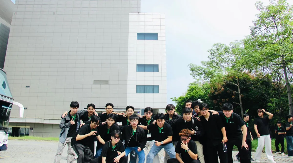 Sinh viên Asia University Program tham quan doanh nghiệp SPIL tại Đài Trung trong chuyến kiến học quốc tế, trực tiếp tìm hiểu môi trường làm việc và hoạt động của doanh nghiệp bán dẫn.