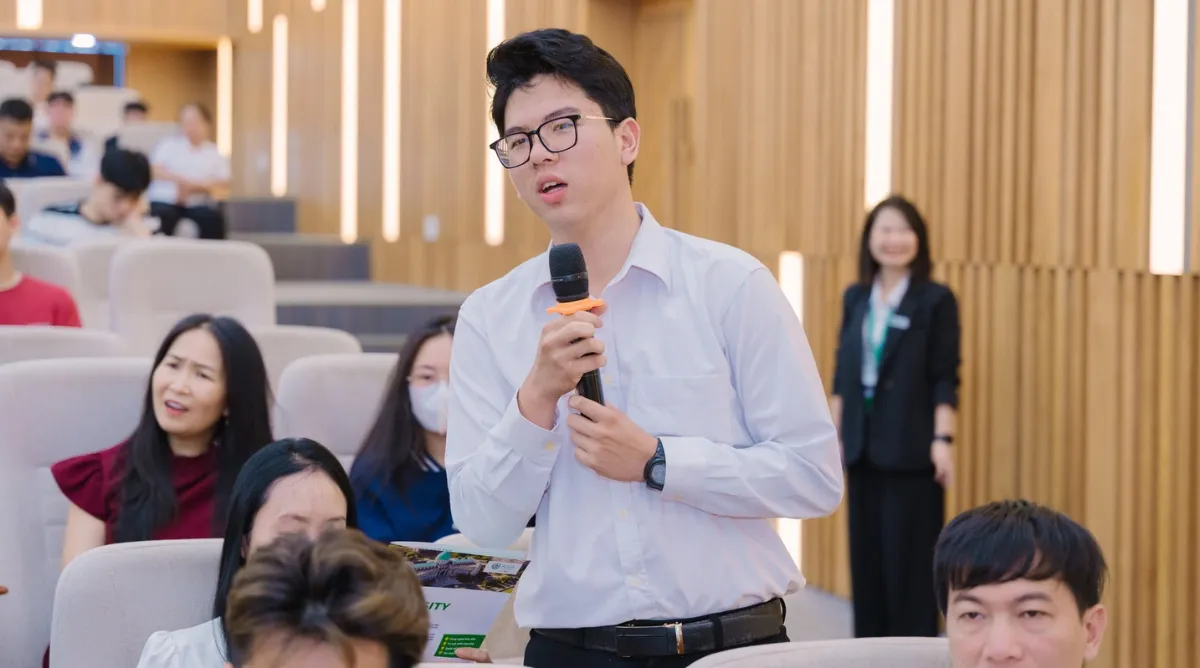 Sinh viên Lưu Minh Tuấn – ngành Công nghệ bán dẫn Asia University Program chia sẻ về trải nghiệm kiến học tại Đài Loan (Trung Quốc) và những thay đổi sau năm đầu đại học.