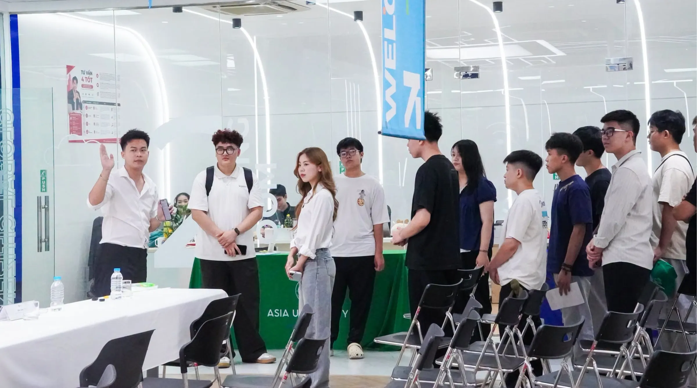 Sinh viên khóa trước giới thiệu cơ sở vật chất và các không gian học tập tới tân sinh viên trong khuôn khổ “Welcome Day 2026”