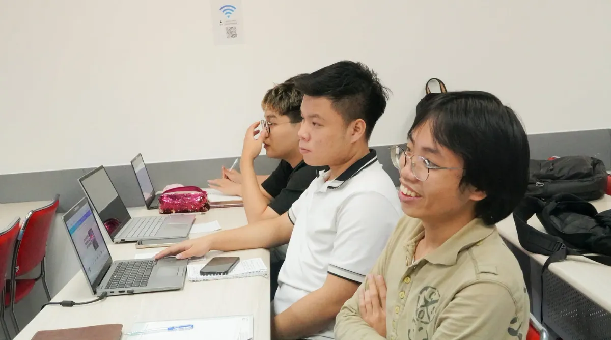 Sinh viên ngành Quản trị kinh doanh Asia University Program theo dõi phần chia sẻ của chuyên gia, kết nối kiến thức Kinh tế vĩ mô với các biến động đang tác động đến doanh nghiệp.