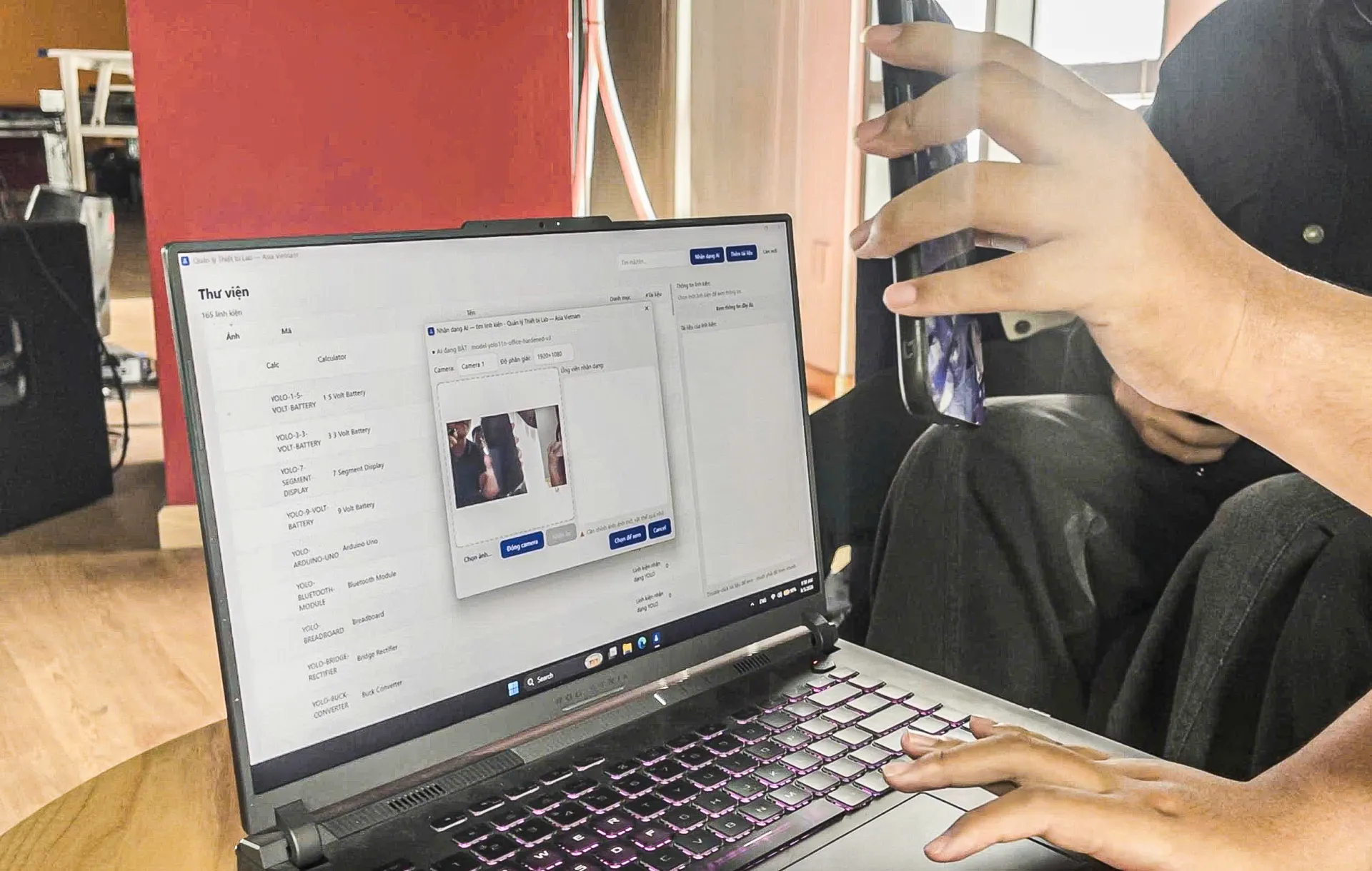 Sinh viên sử dụng webcam để quét và nhận diện thiết bị, linh kiện điện tử trên hệ thống