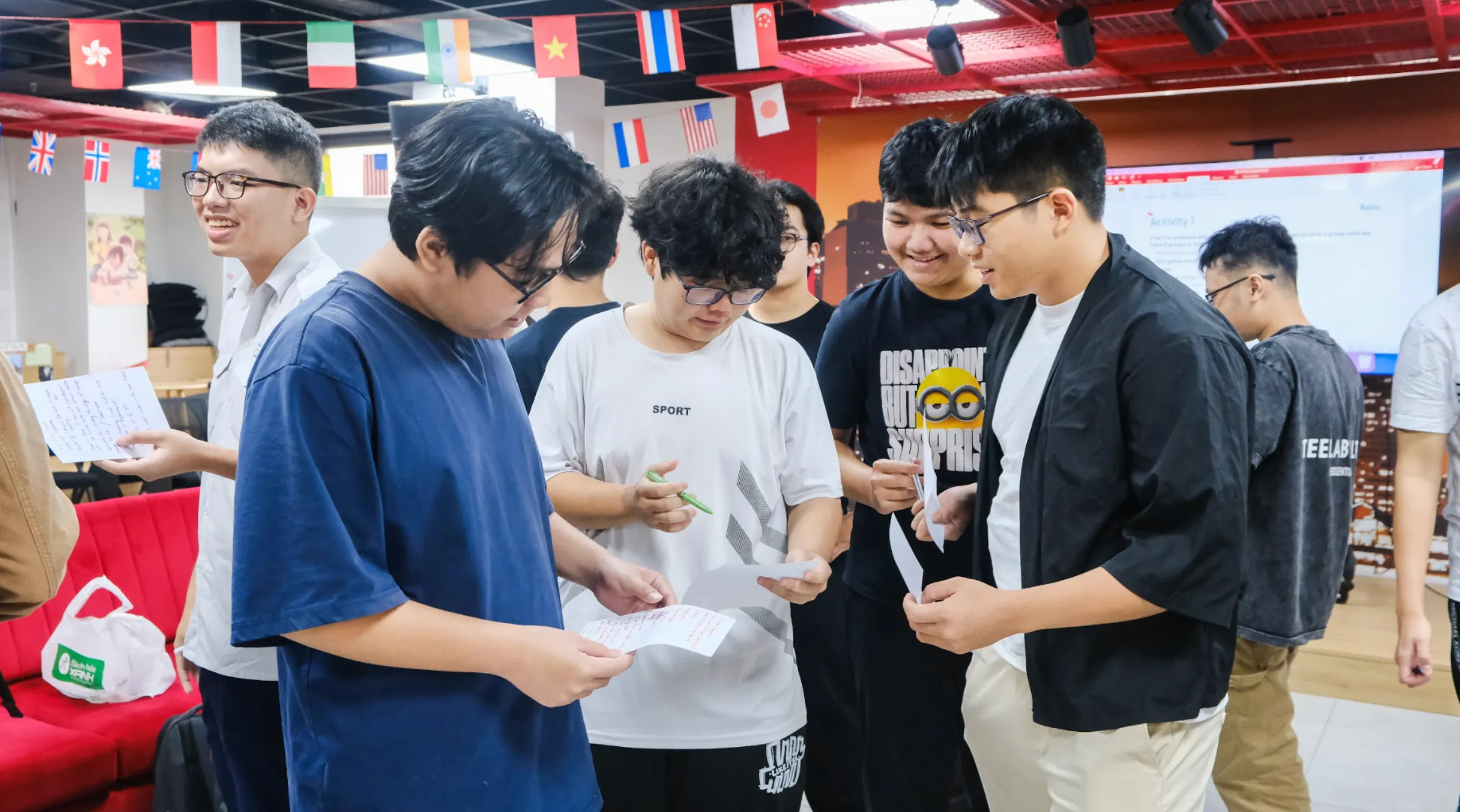 Tân sinh viên Asia University Program phối hợp cùng đồng đội trong các thử thách kết nối tại “Project Day”
