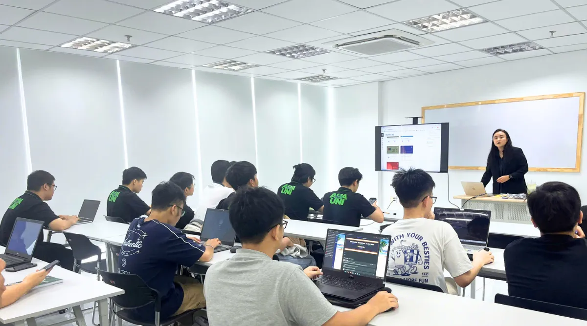 Tân sinh viên Asia University Program được hướng dẫn sử dụng Canvas để theo dõi tài liệu, bài tập và tiến độ học tập.