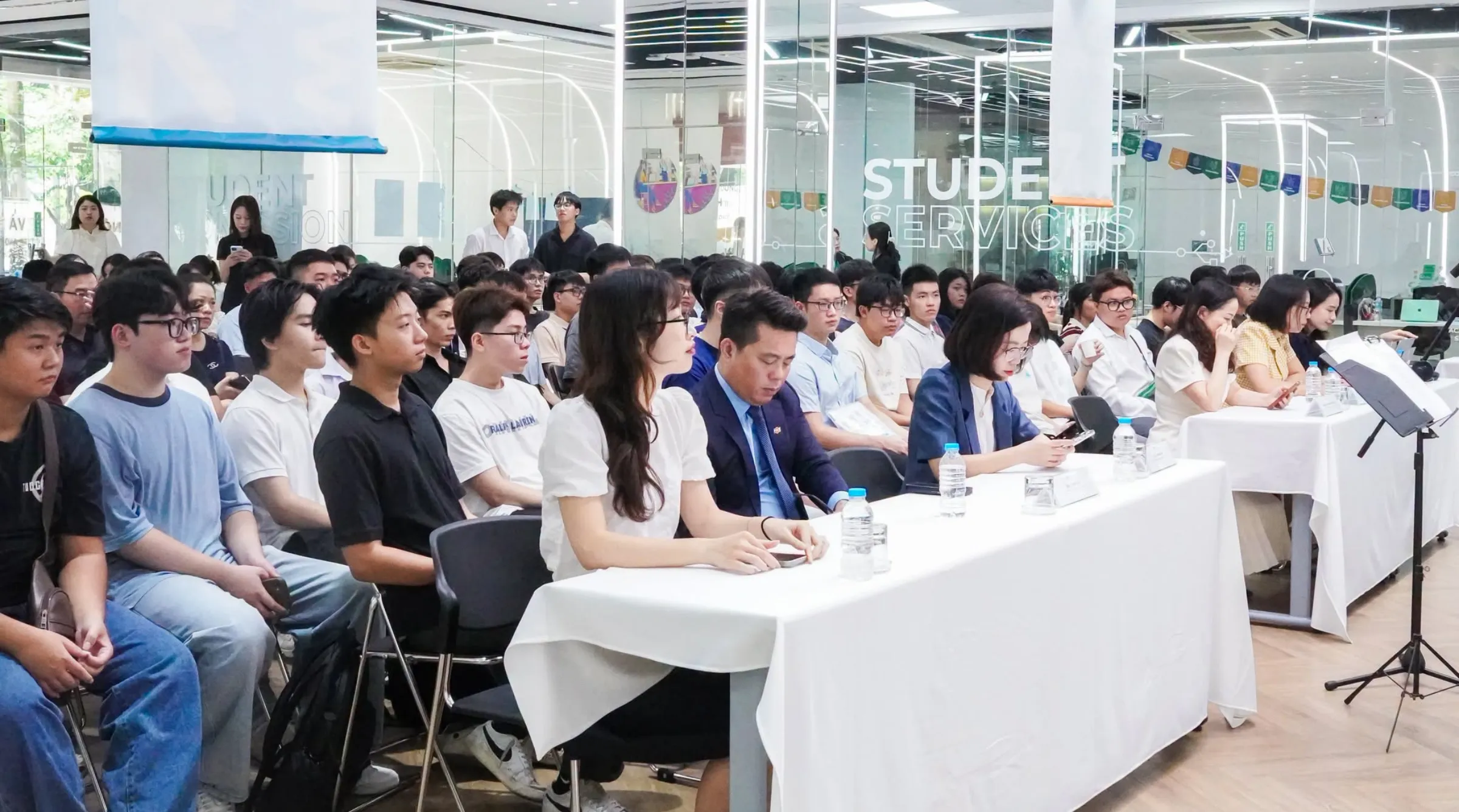 Tân sinh viên K2 tham gia các nội dung định hướng tại “Welcome Day 2026” trước khi bước vào chuỗi hoạt động đầu khóa