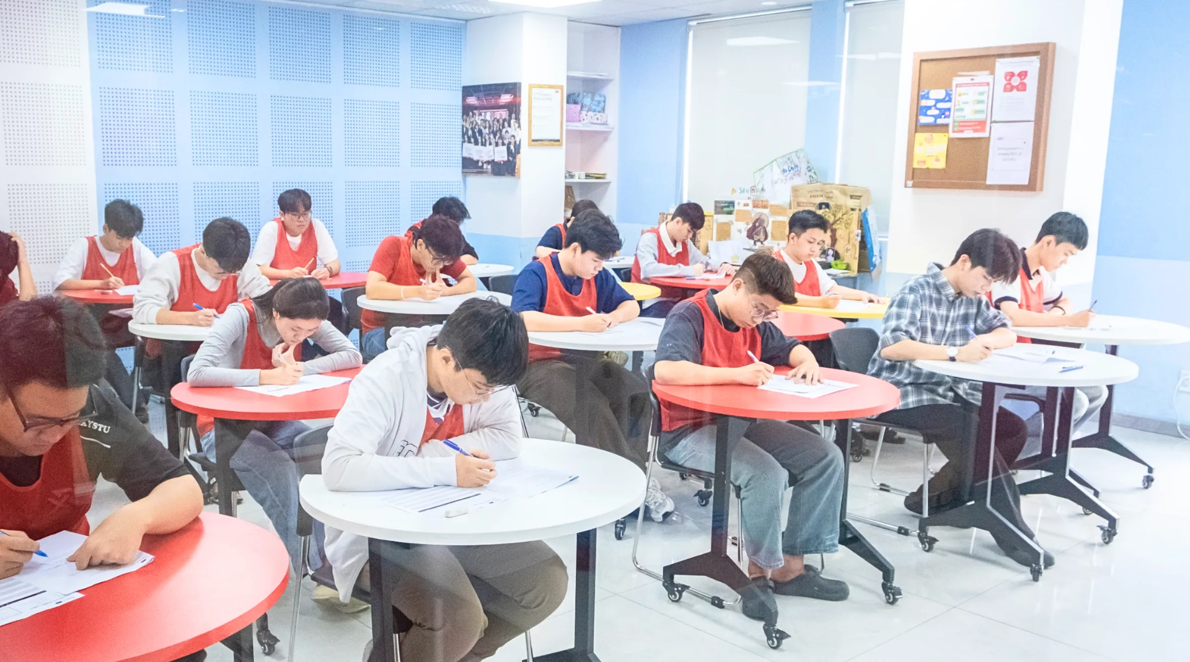Tân sinh viên tập trung thực hiện Placement Test (bài đánh giá xếp lớp tiếng Anh) trong ngày khởi động Global Citizen