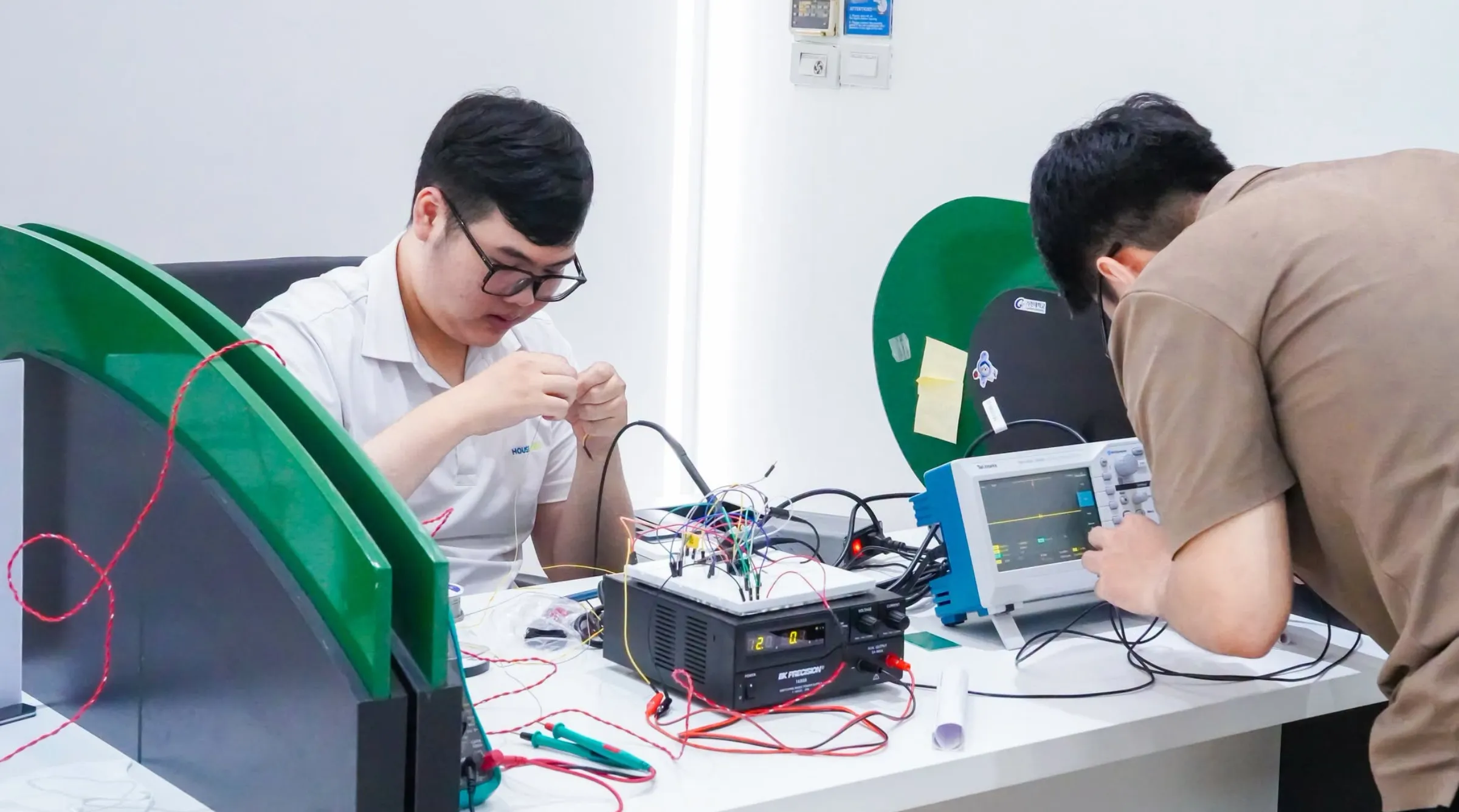 Tân sinh viên tìm hiểu các hoạt động học thuật và câu lạc bộ tại Asia University Program