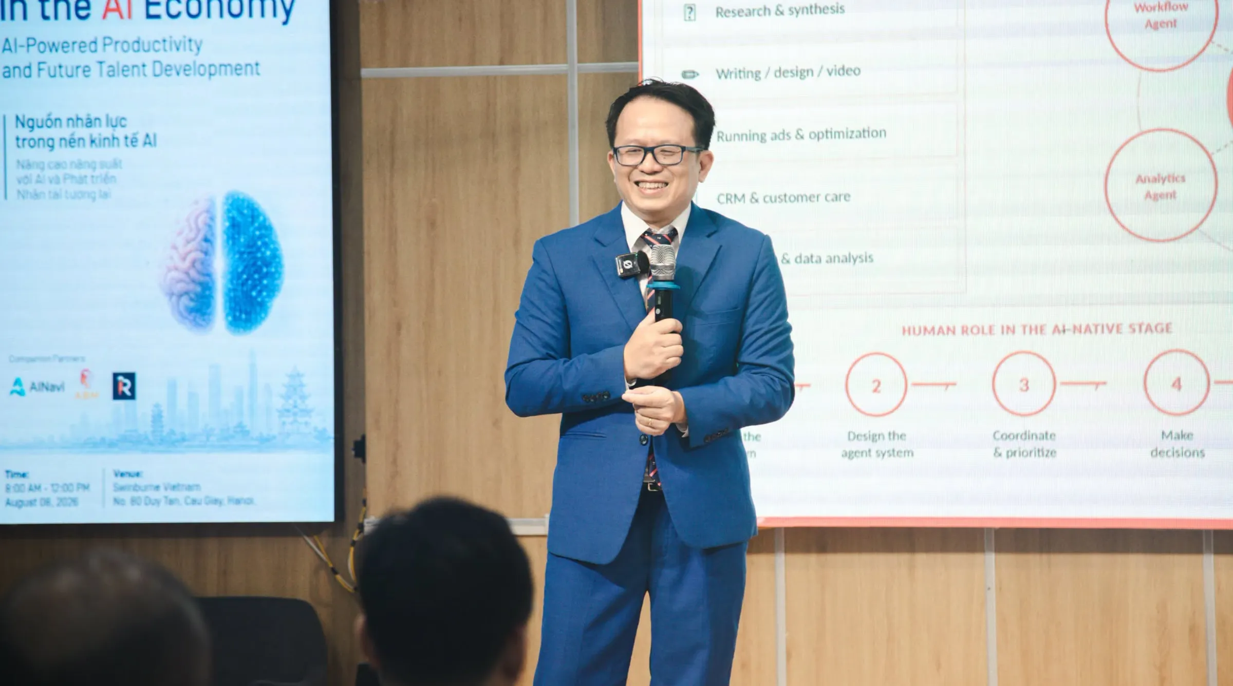 TS. David Hoàng – Viện trưởng Viện Đại học Quốc tế FPT, Giám đốc Asia University Program chia sẻ về quá trình chuyển đổi AI và sự thay đổi vai trò của con người khi công nghệ ngày càng tham gia sâu vào công việc