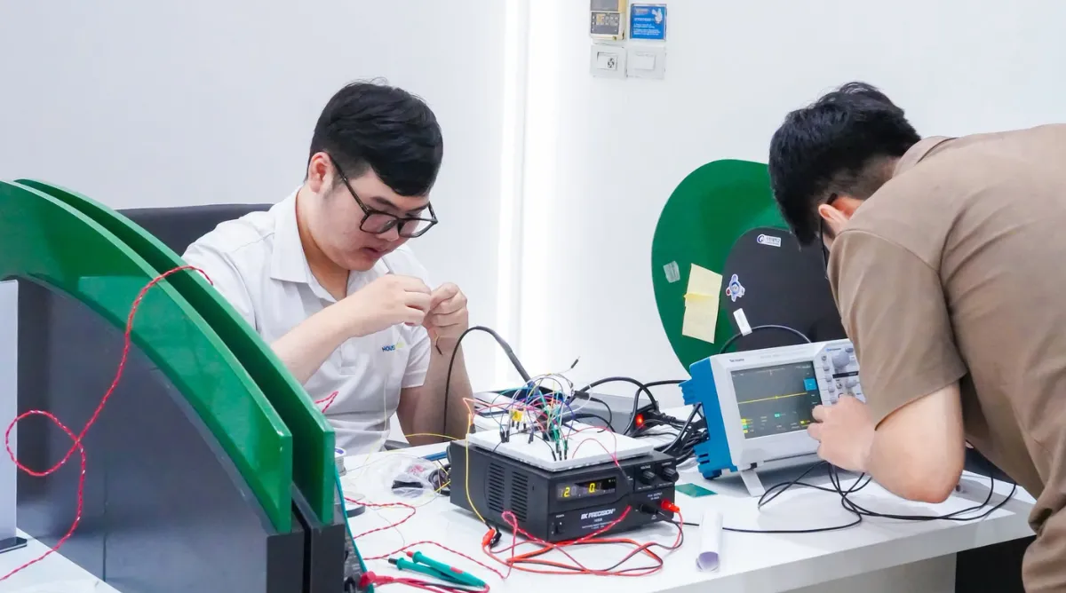 Môi trường đào tạo tại Asia University giúp sinh viên tiếp cận gần hơn với hệ sinh thái bán dẫn Đài Loan, từ phòng lab đến các nội dung gắn với sản xuất, kiểm thử và kiểm soát chất lượng.