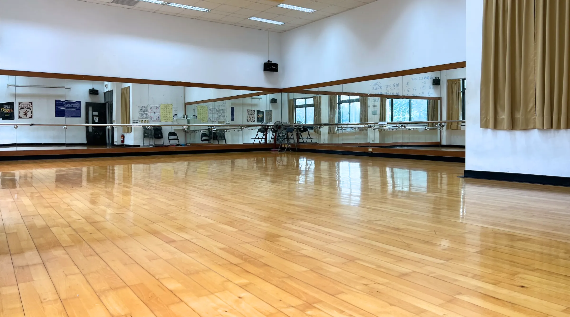 Các khu vực tập luyện chuyên biệt bên trong nhà thi đấu Asia University, đáp ứng nhiều nhu cầu vận động của sinh viên