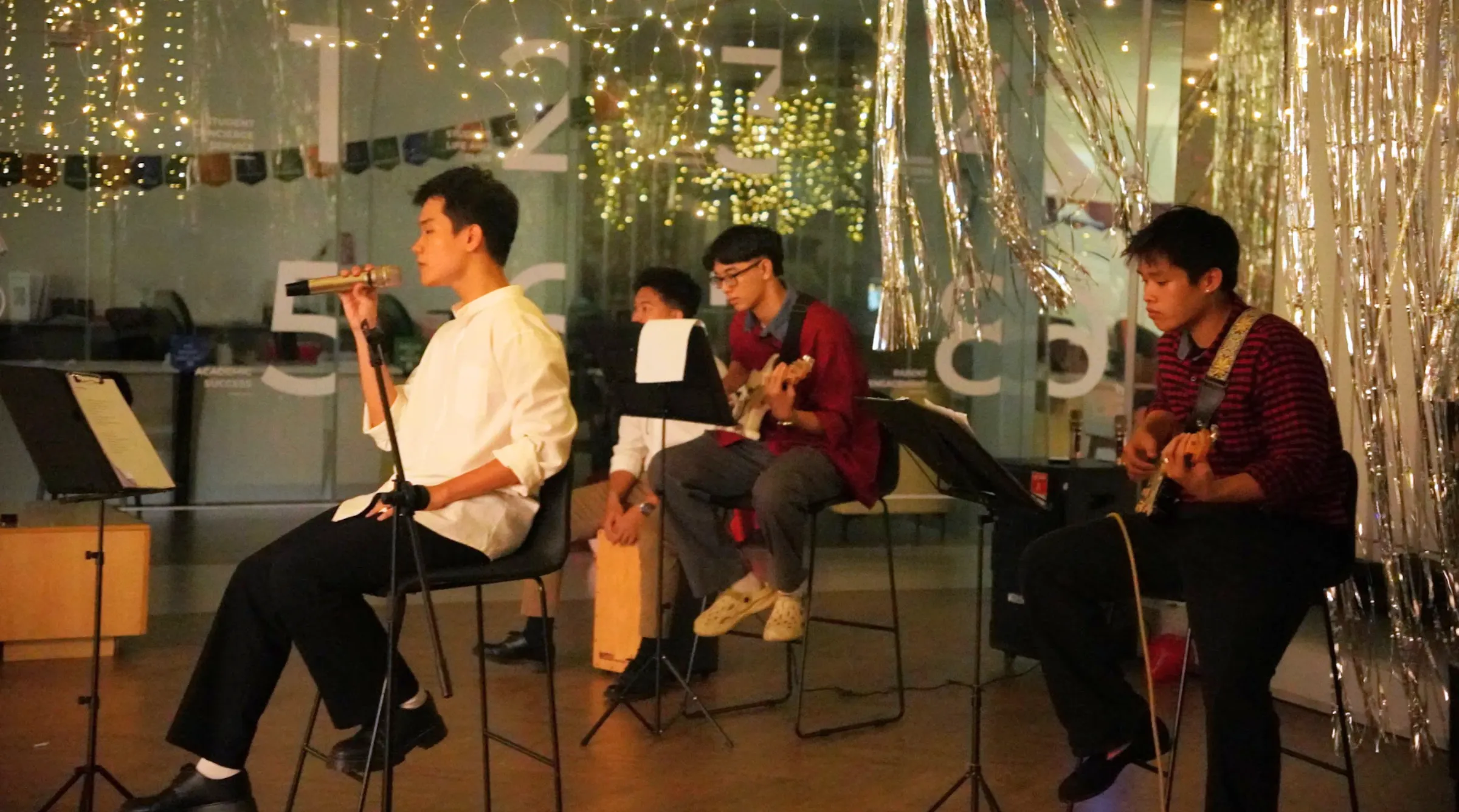 Các thành viên Melodic Rhythms đưa câu chuyện của Je T’aime lên sân khấu qua sự kết hợp giữa giọng hát và nhạc cụ