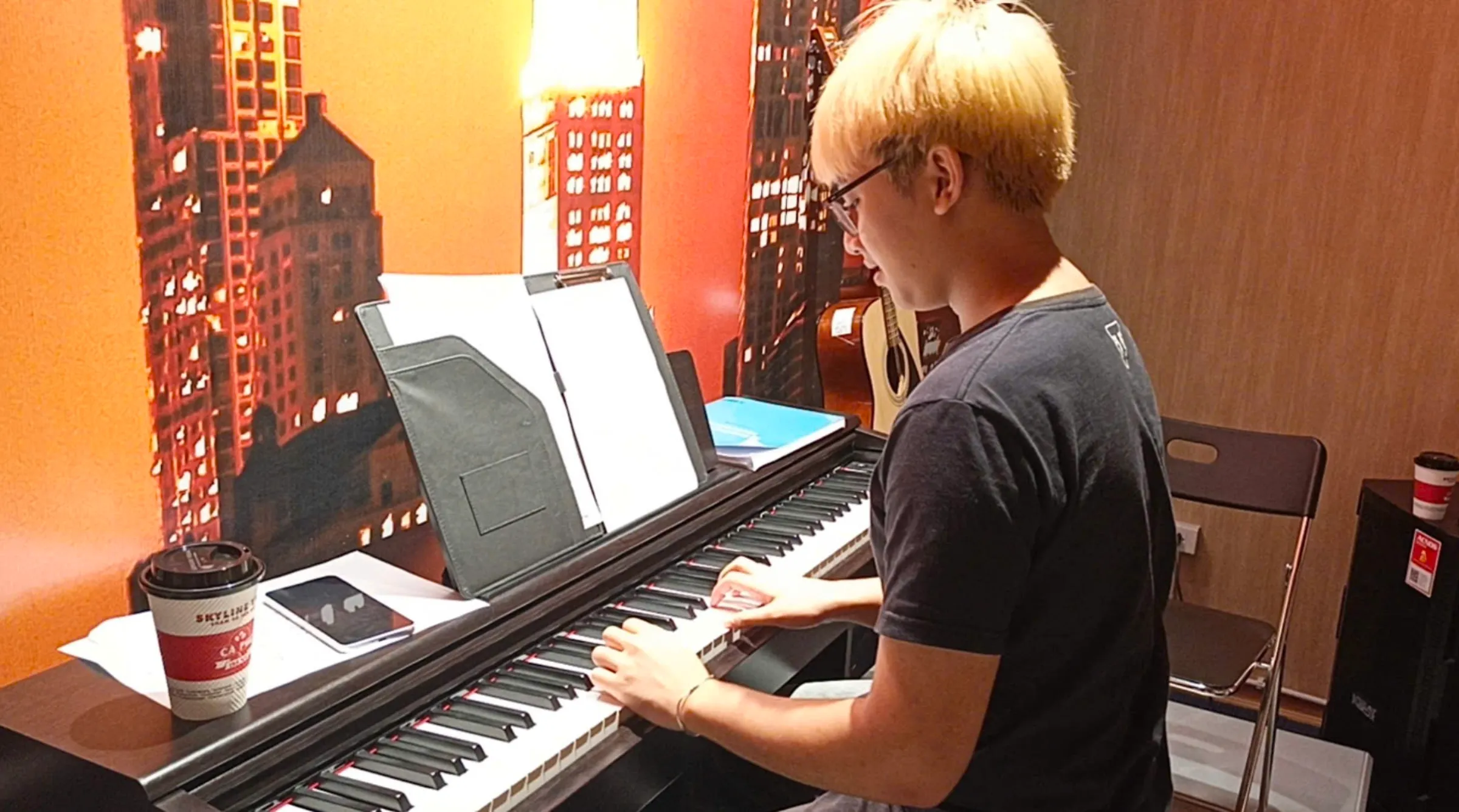 Các thành viên Melodic Rhythms tập luyện cùng nhau, hoàn thiện phần trình diễn trước buổi biểu diễn chính thức 