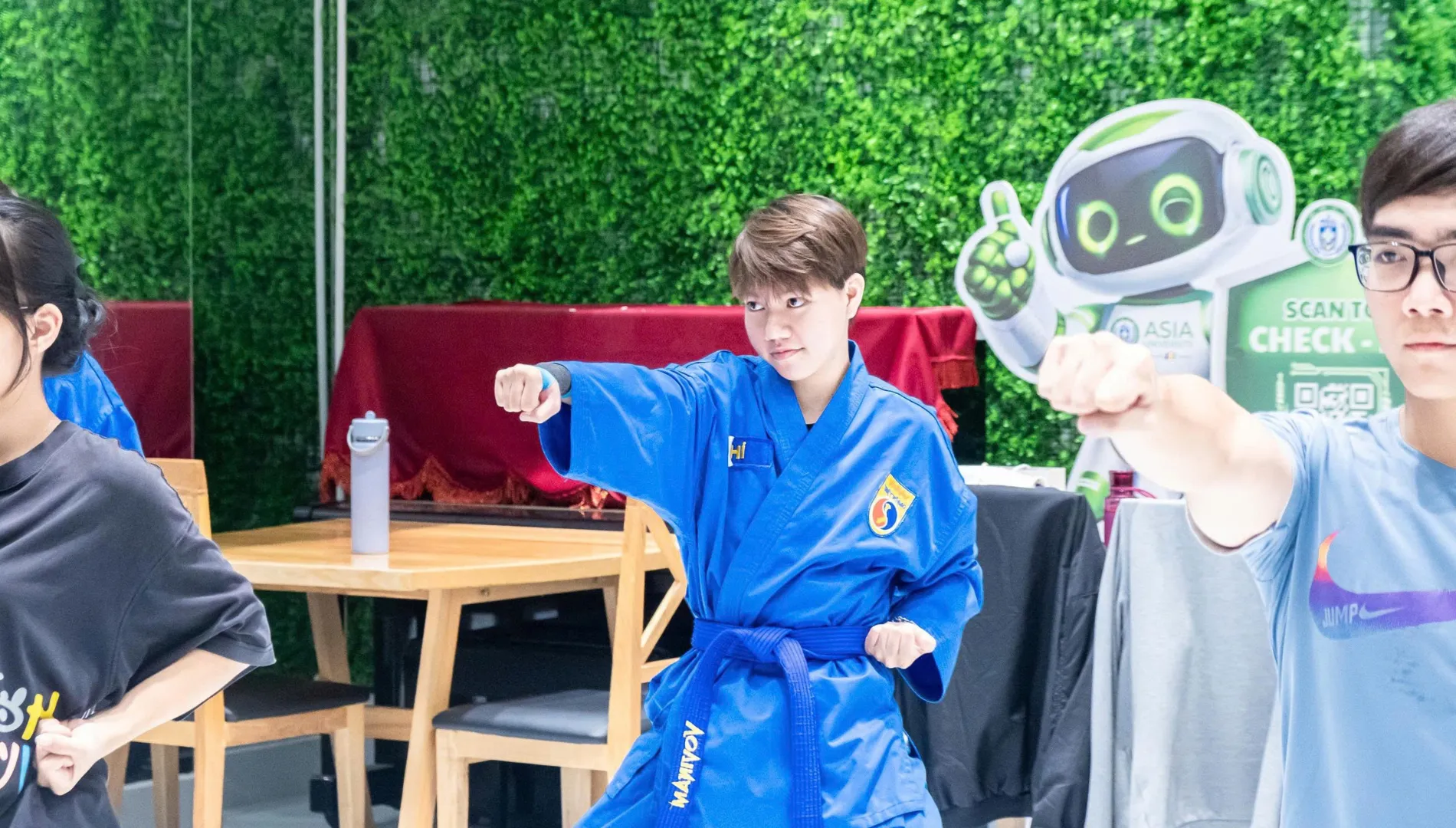Sinh viên Asia University Program tích cực rèn luyện Vovinam sau giờ học, từng bước nâng cao thể lực và hoàn thiện kỹ thuật.