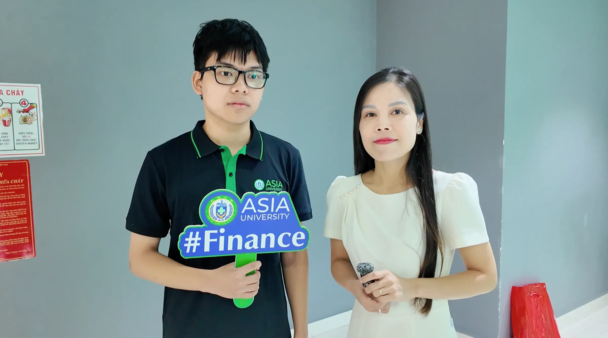 Chị Đàm Thu Phương cùng con trai Dương Đàm Hải Phong, tân sinh viên ngành Tài chính Asia University Program
